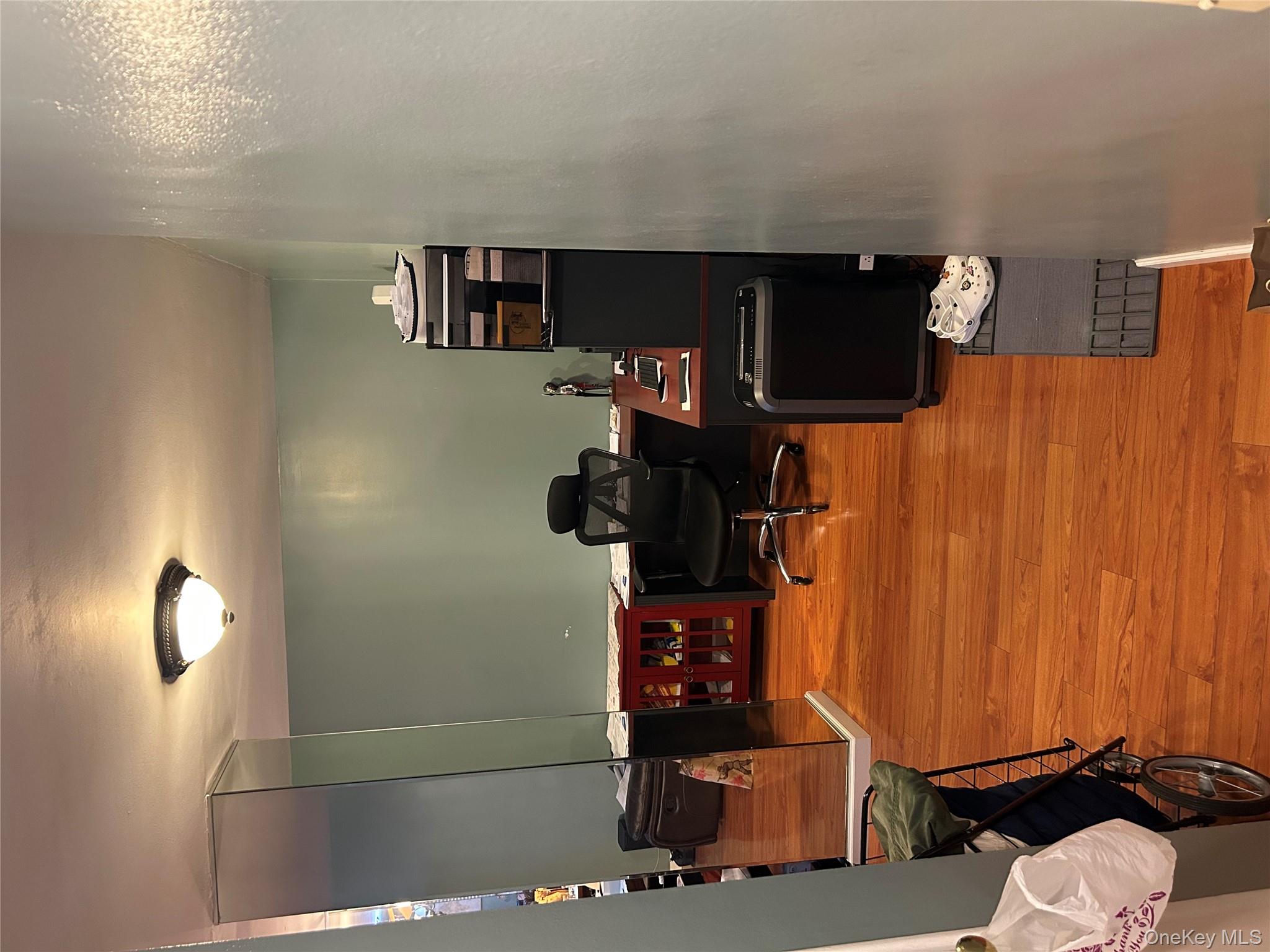 #7 photo, 97-07 63rd Road, कुईंस Rego Park , NY 11374