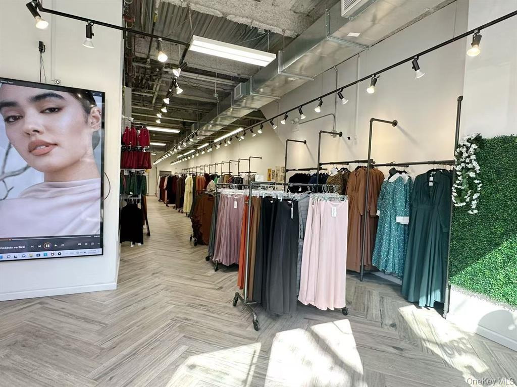 #8 photo, 25-34 Steinway Street, लॉन्ग आइलैंड सिटी Long Island City , NY 11103