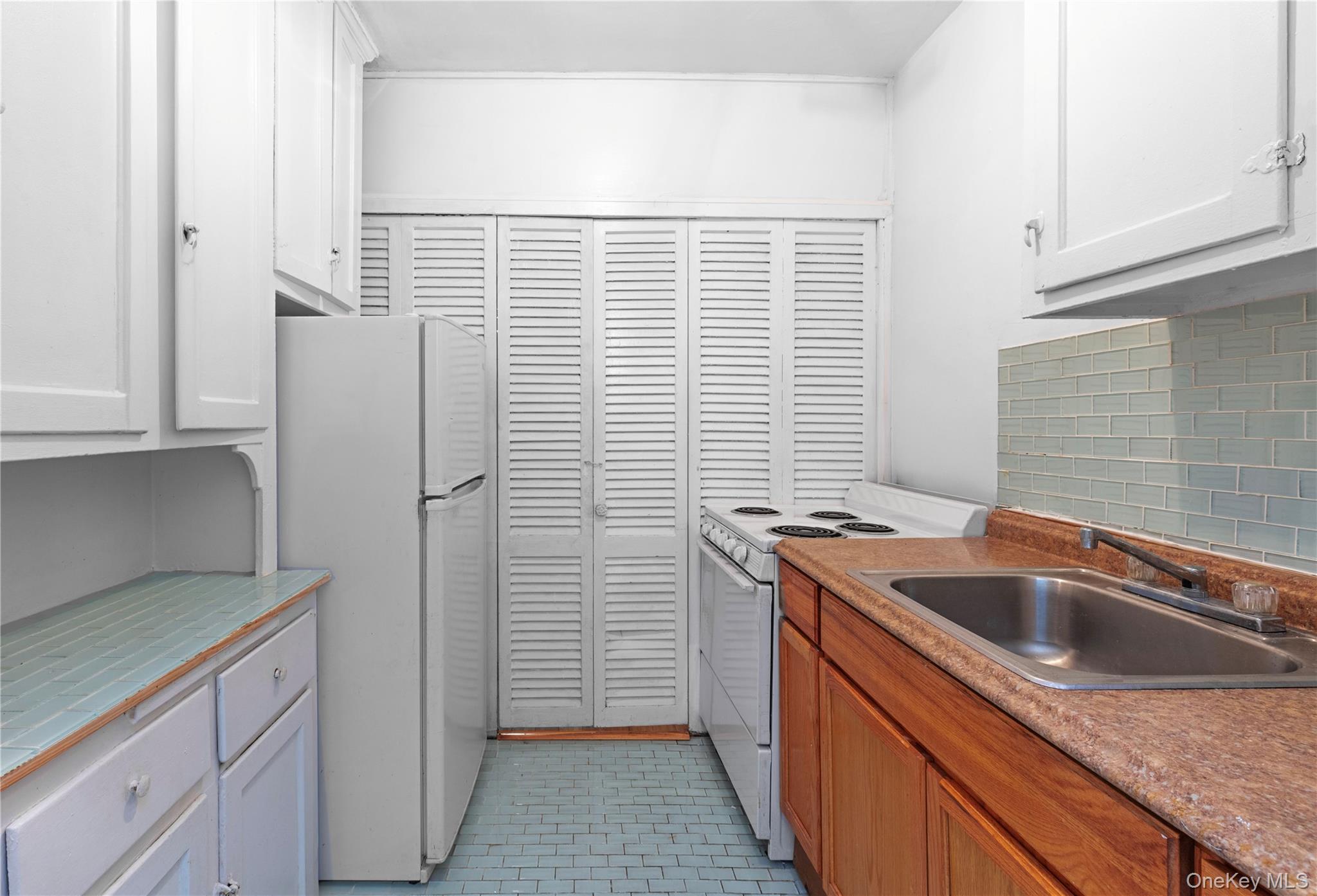 #13 photo, 111-15 75th Avenue, Forest Hills , NY 11375