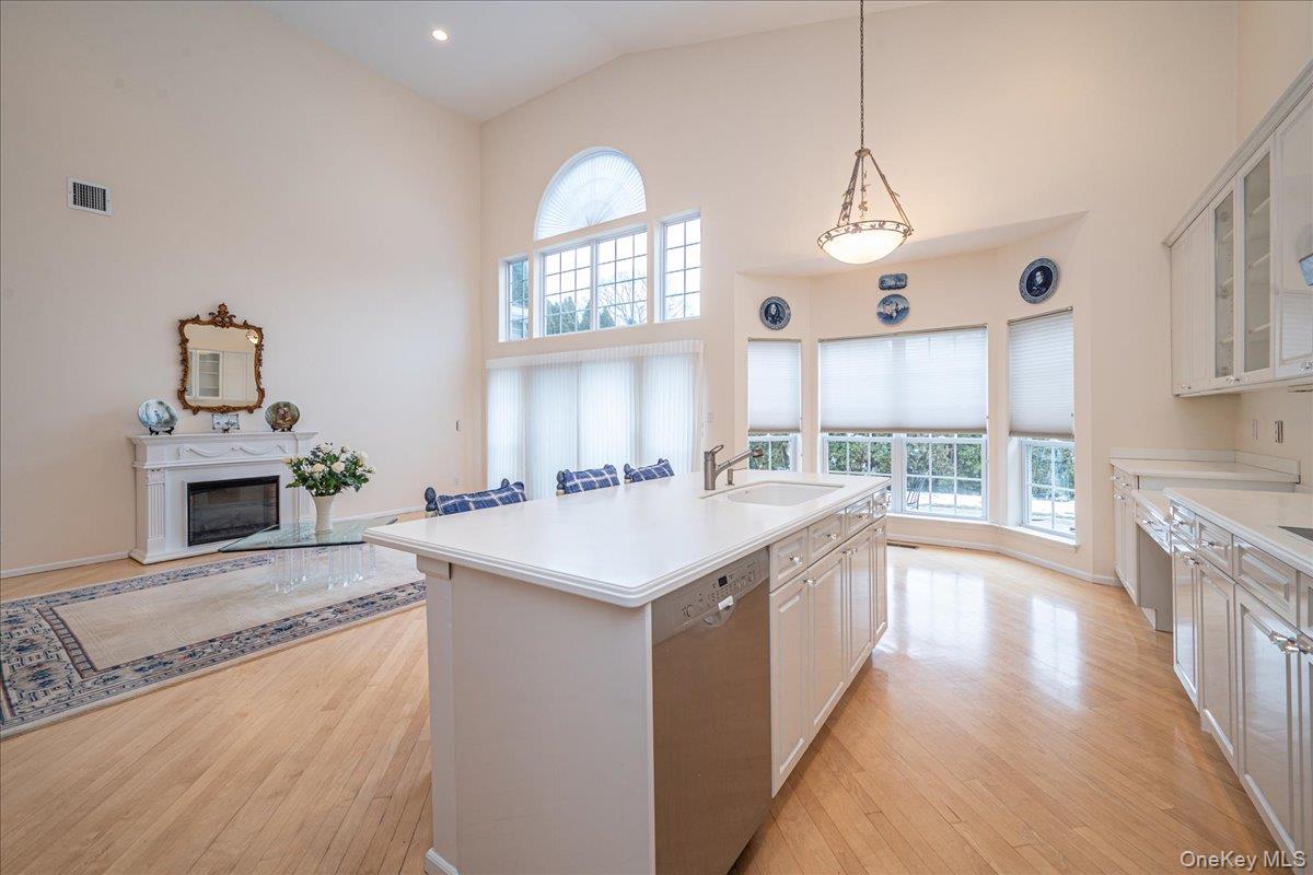 #17 photo, 205 Windwatch Drive, Саффолк ‖ Hauppauge , NY 11788