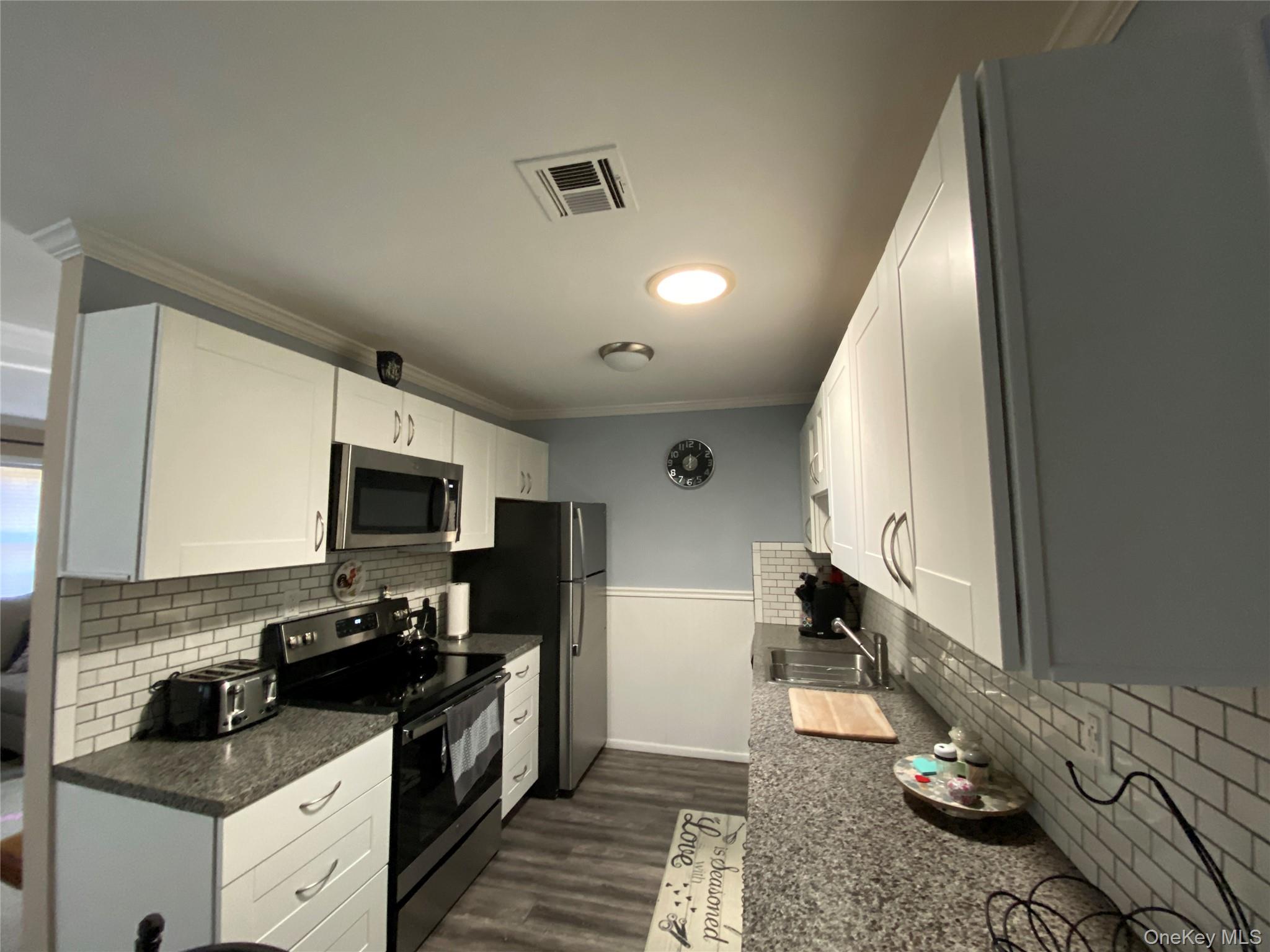 #17 photo, 274 Berwick Court, Саффолк ‖ Ridge , NY 11961