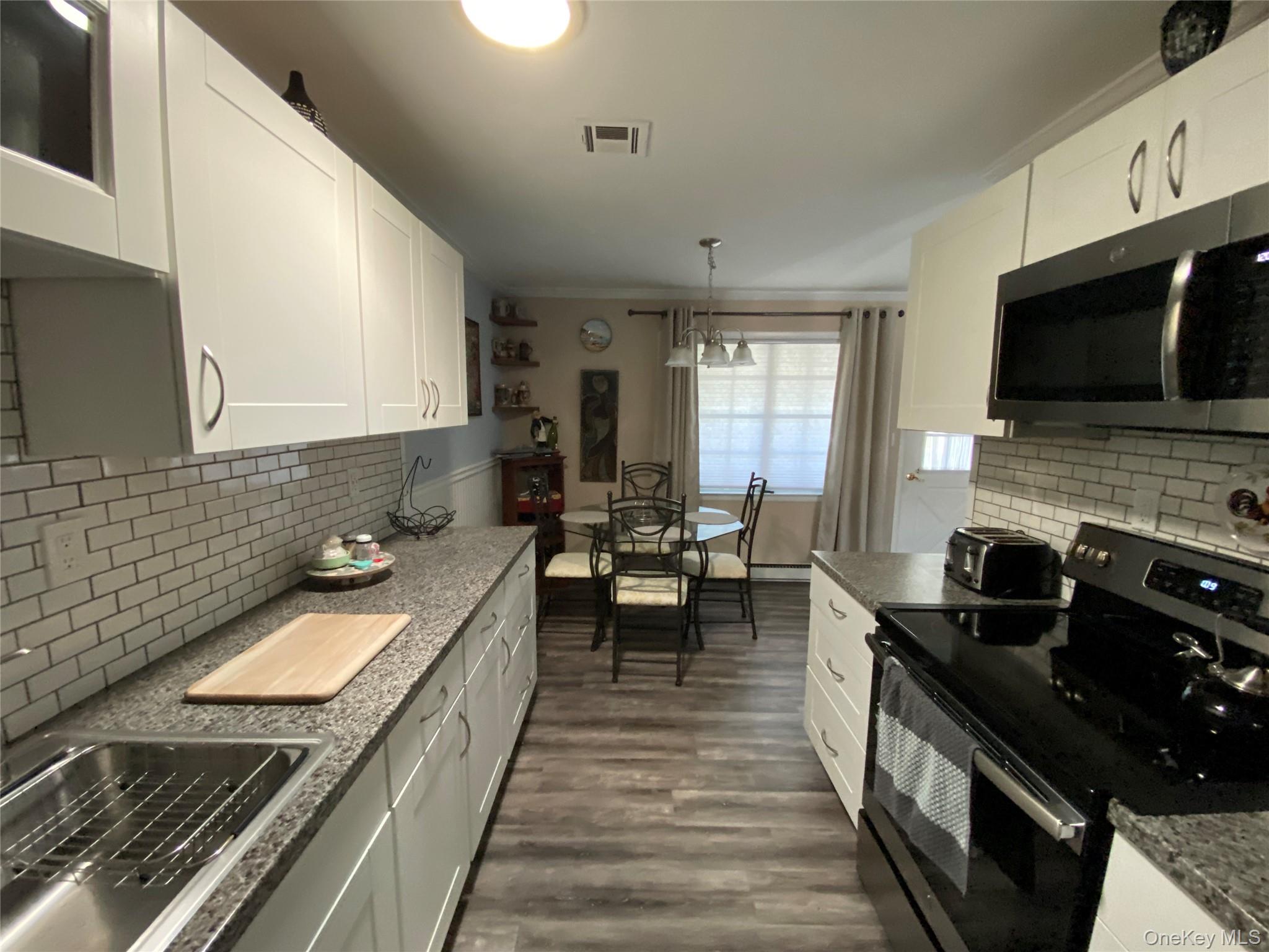 #18 photo, 274 Berwick Court, Саффолк ‖ Ridge , NY 11961