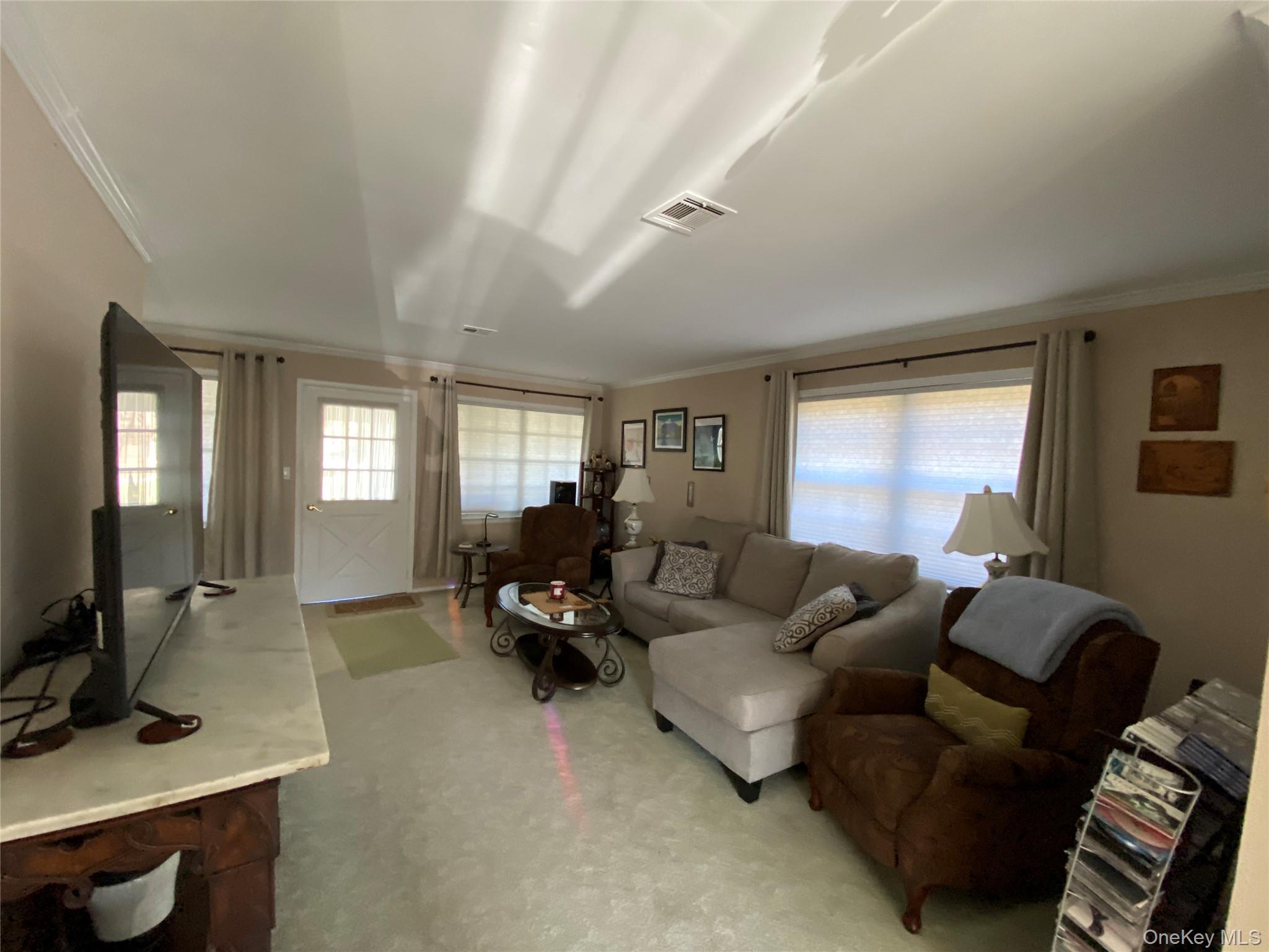 #20 photo, 274 Berwick Court, Саффолк ‖ Ridge , NY 11961