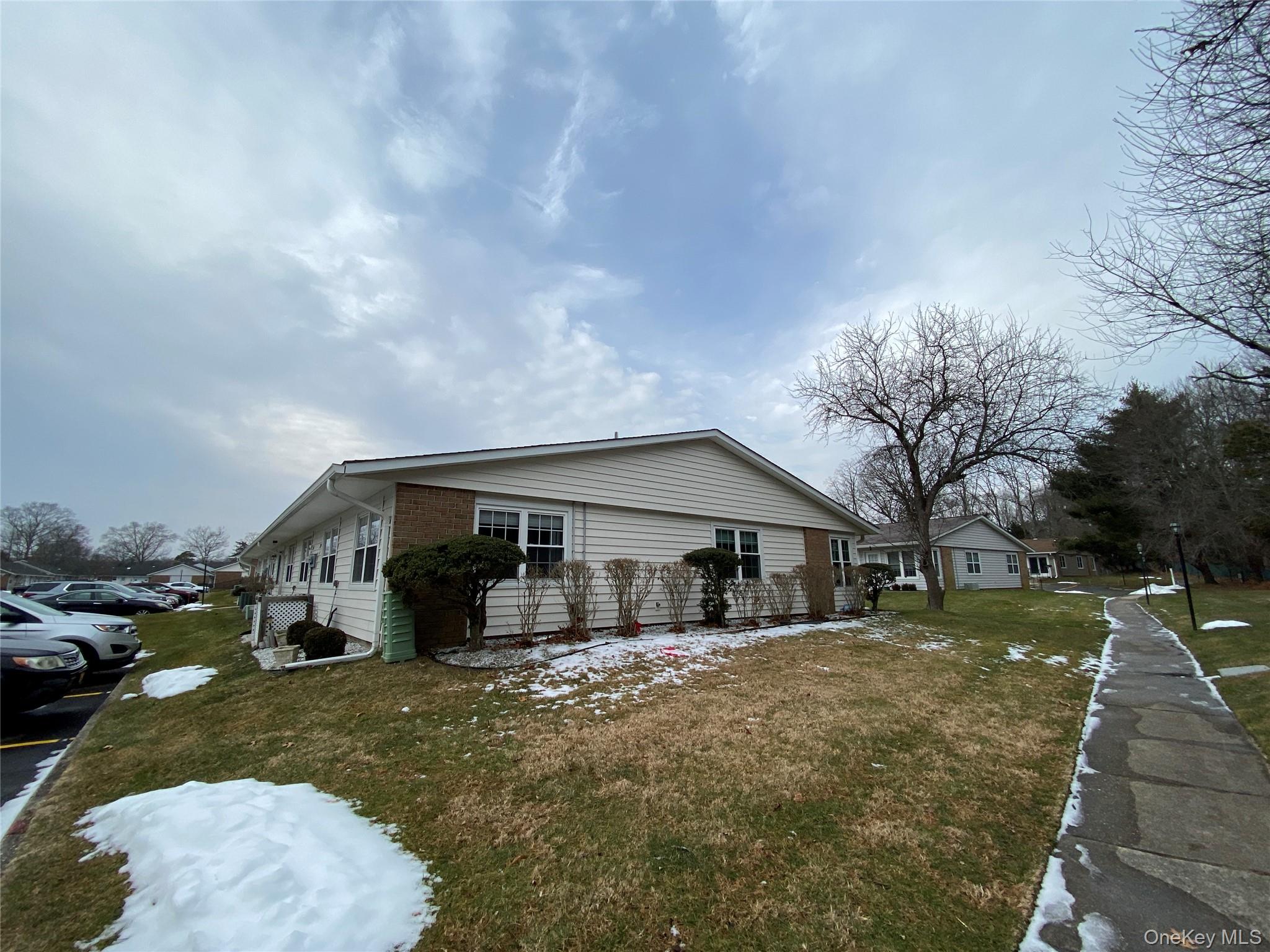 #4 photo, 274 Berwick Court, Саффолк ‖ Ridge , NY 11961