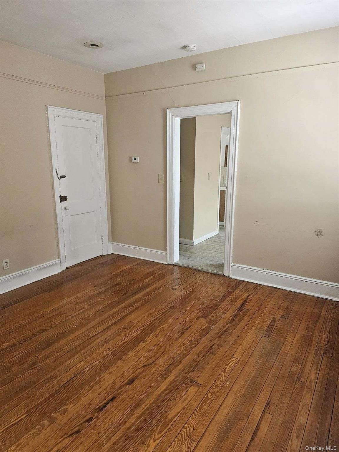 #7 photo, 556 Broadway, Carle Place , NY 11514