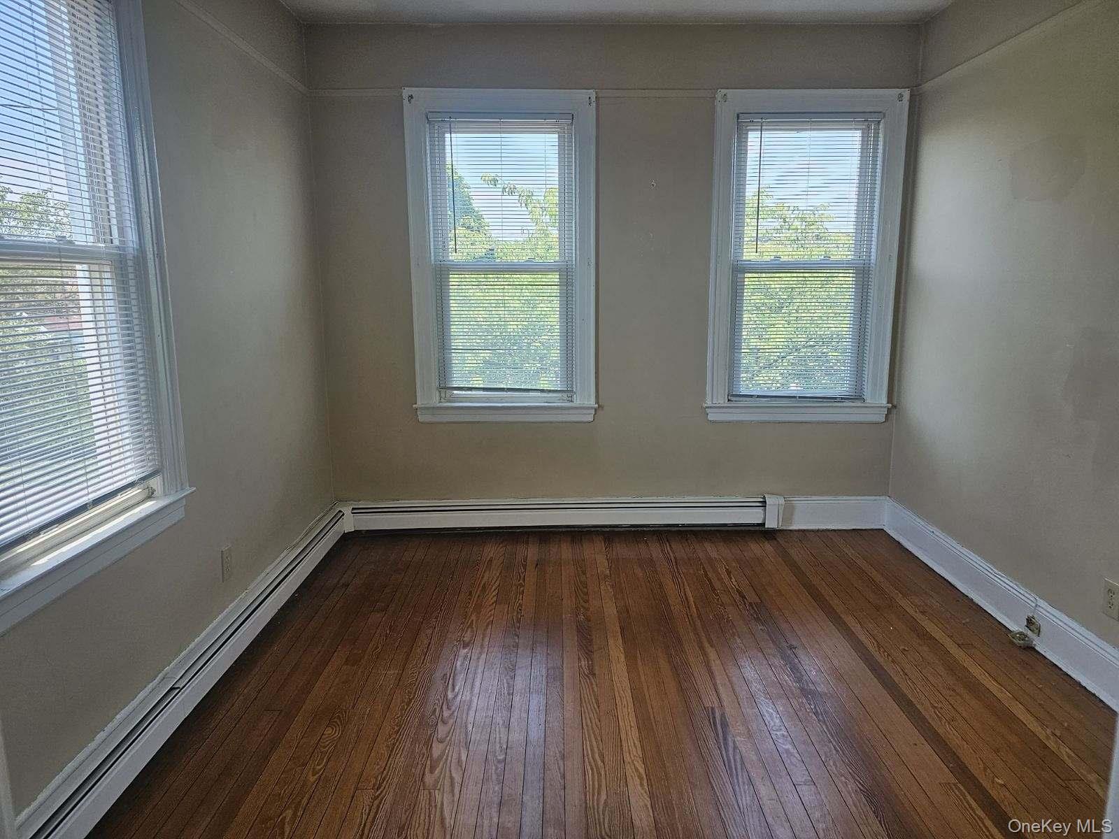 #8 photo, 556 Broadway, Carle Place , NY 11514