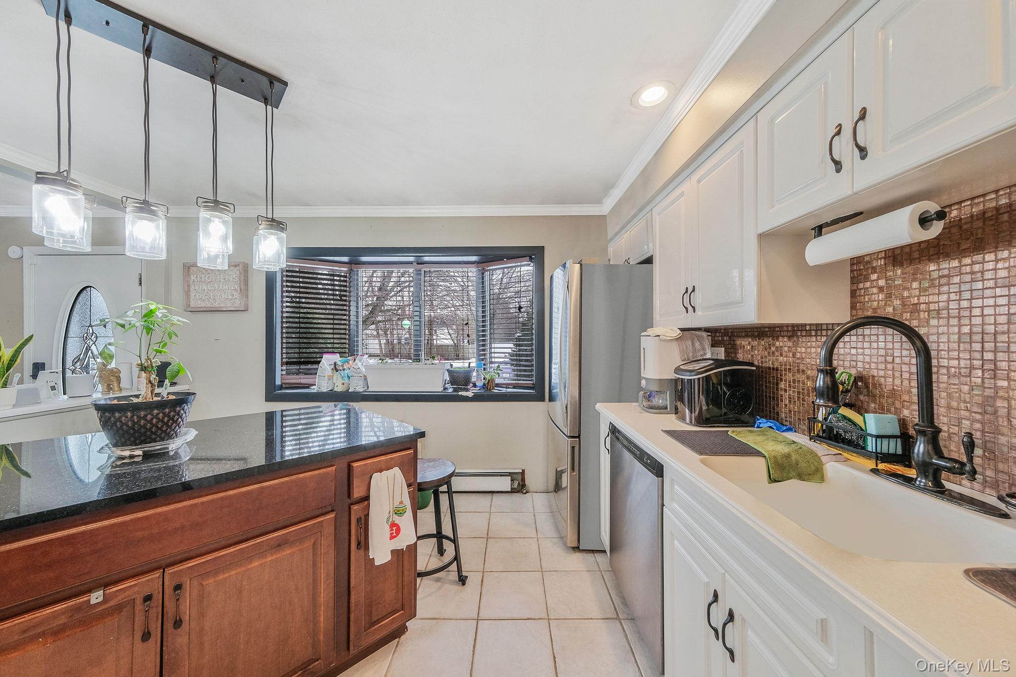 #10 photo, 38 Camille Lane, מחוז סאפוק East Patchogue , NY 11772