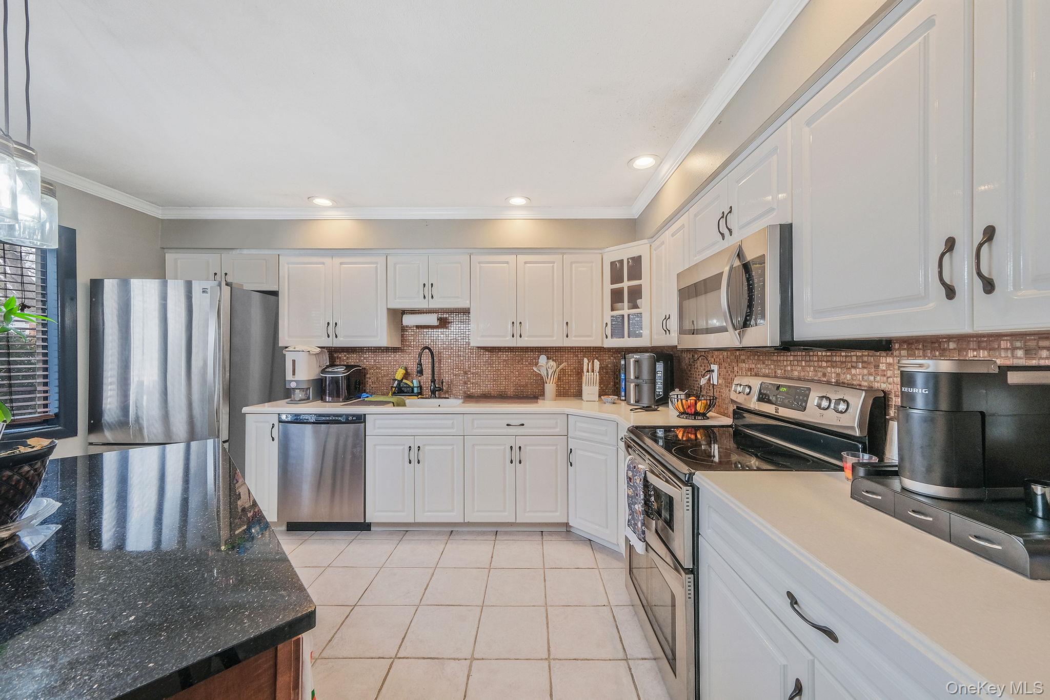 #11 photo, 38 Camille Lane, מחוז סאפוק East Patchogue , NY 11772