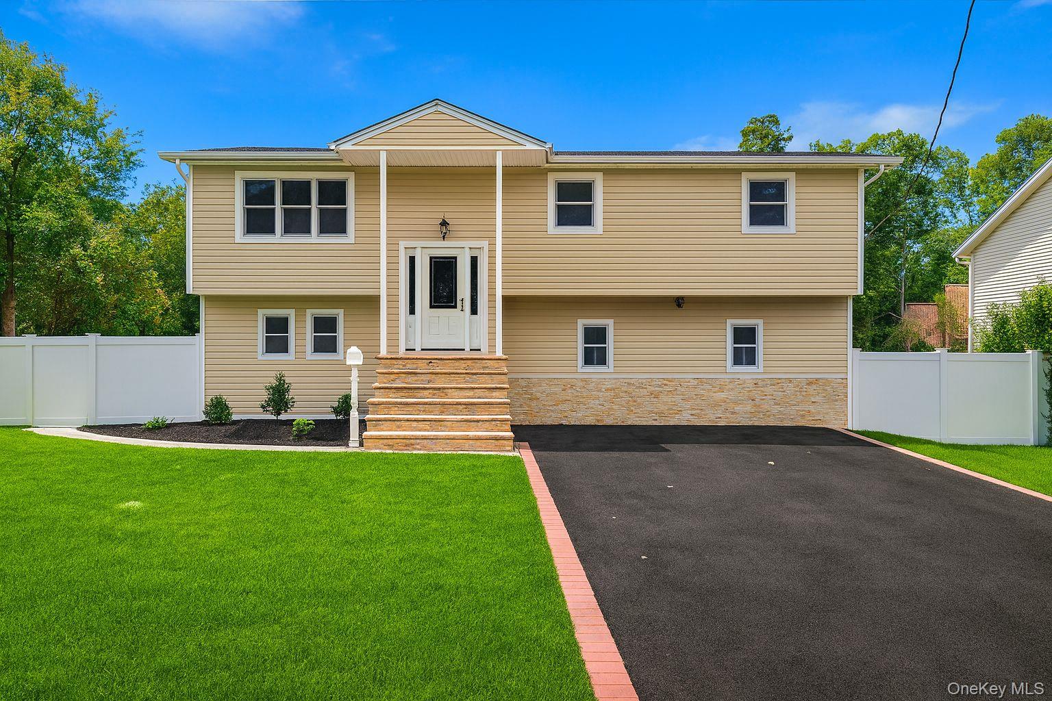 #1 photo, 418 Garden Street, מחוז סאפוק West Islip , NY 11795