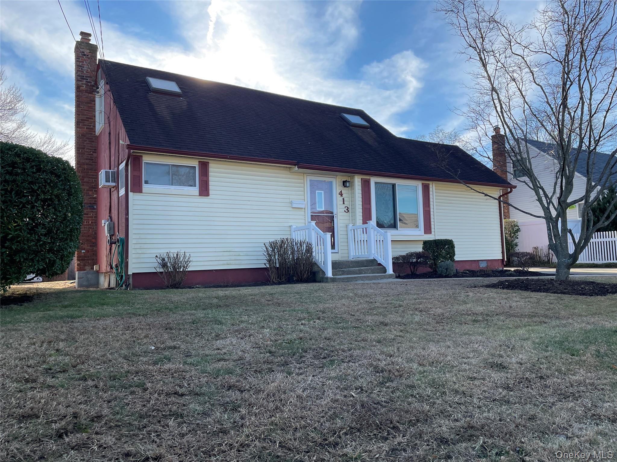 #1 photo, 413 37th Street, מחוז סאפוק Lindenhurst , NY 11757