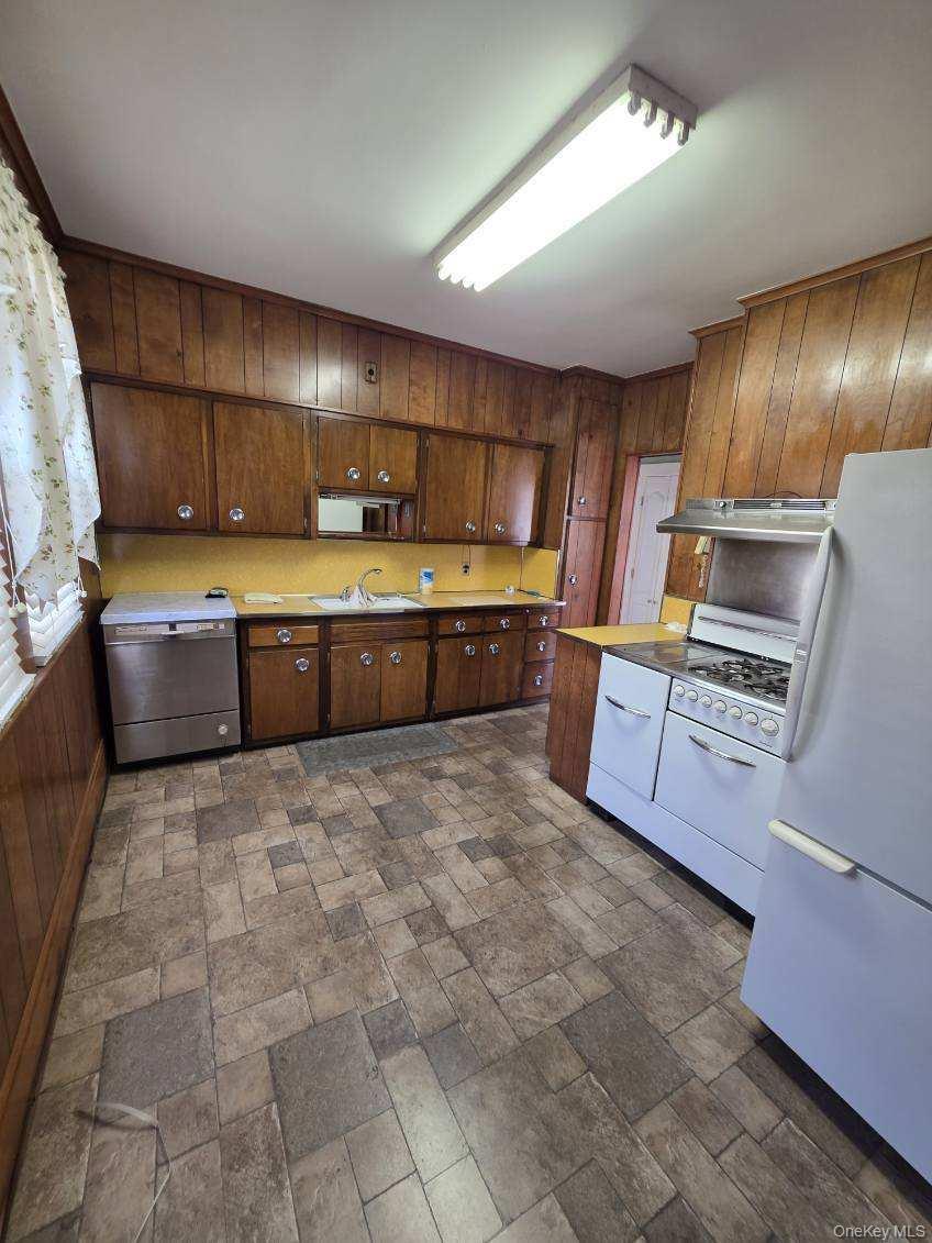 #6 photo, 69-35 Hessler Avenue, Arverne , NY 11692