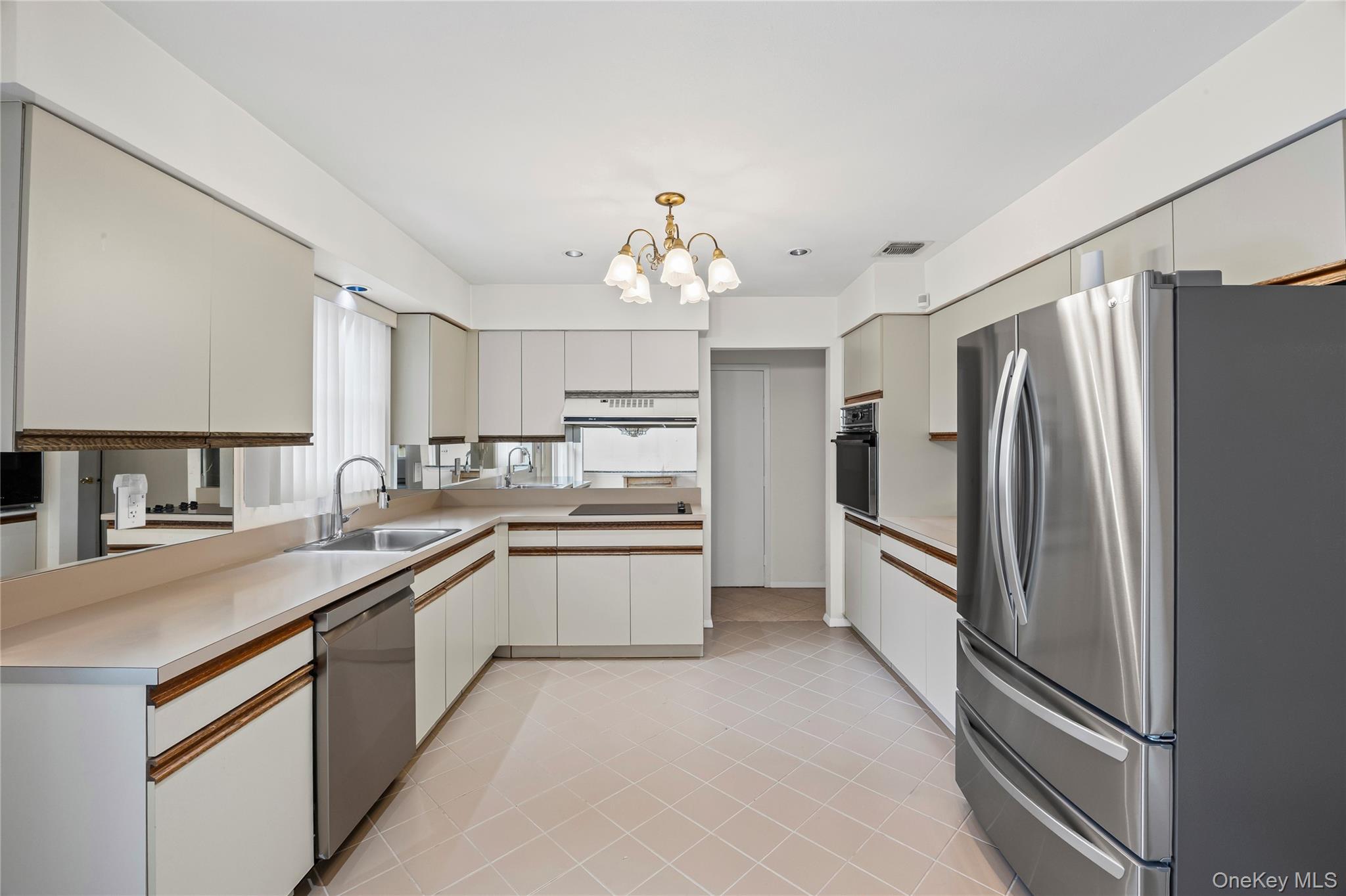 #19 photo, 6 Hillview Court, Commack , NY 11725