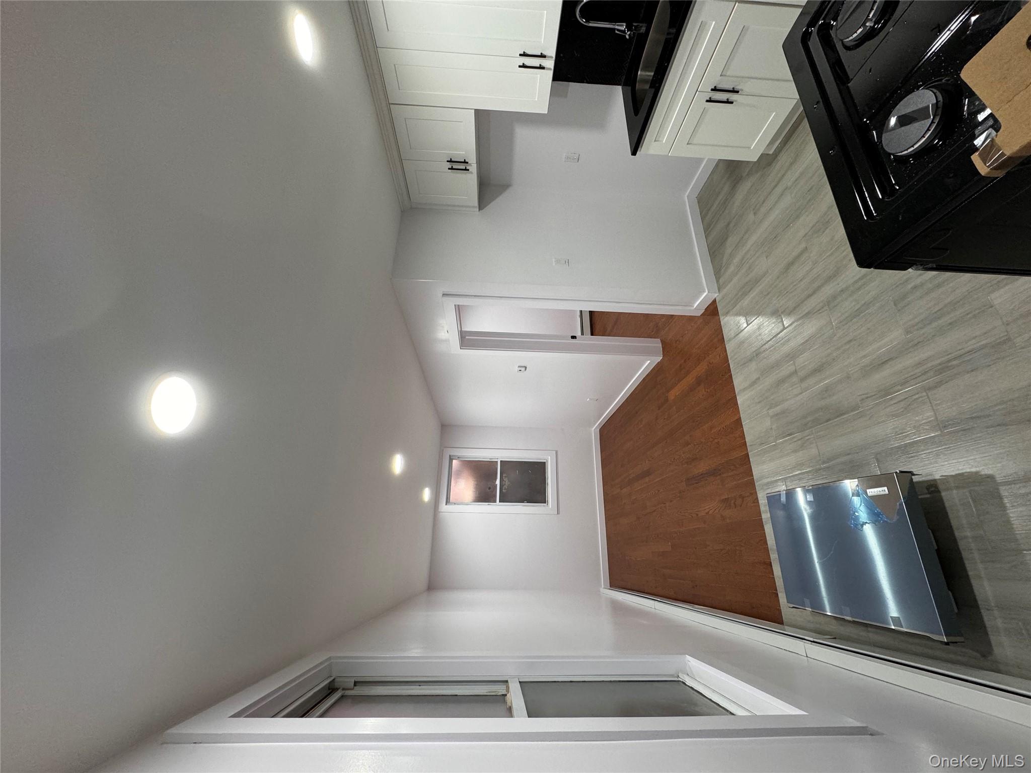 #4 photo, 94-61 Alstyne Avenue, קווינס Elmhurst , NY 11373