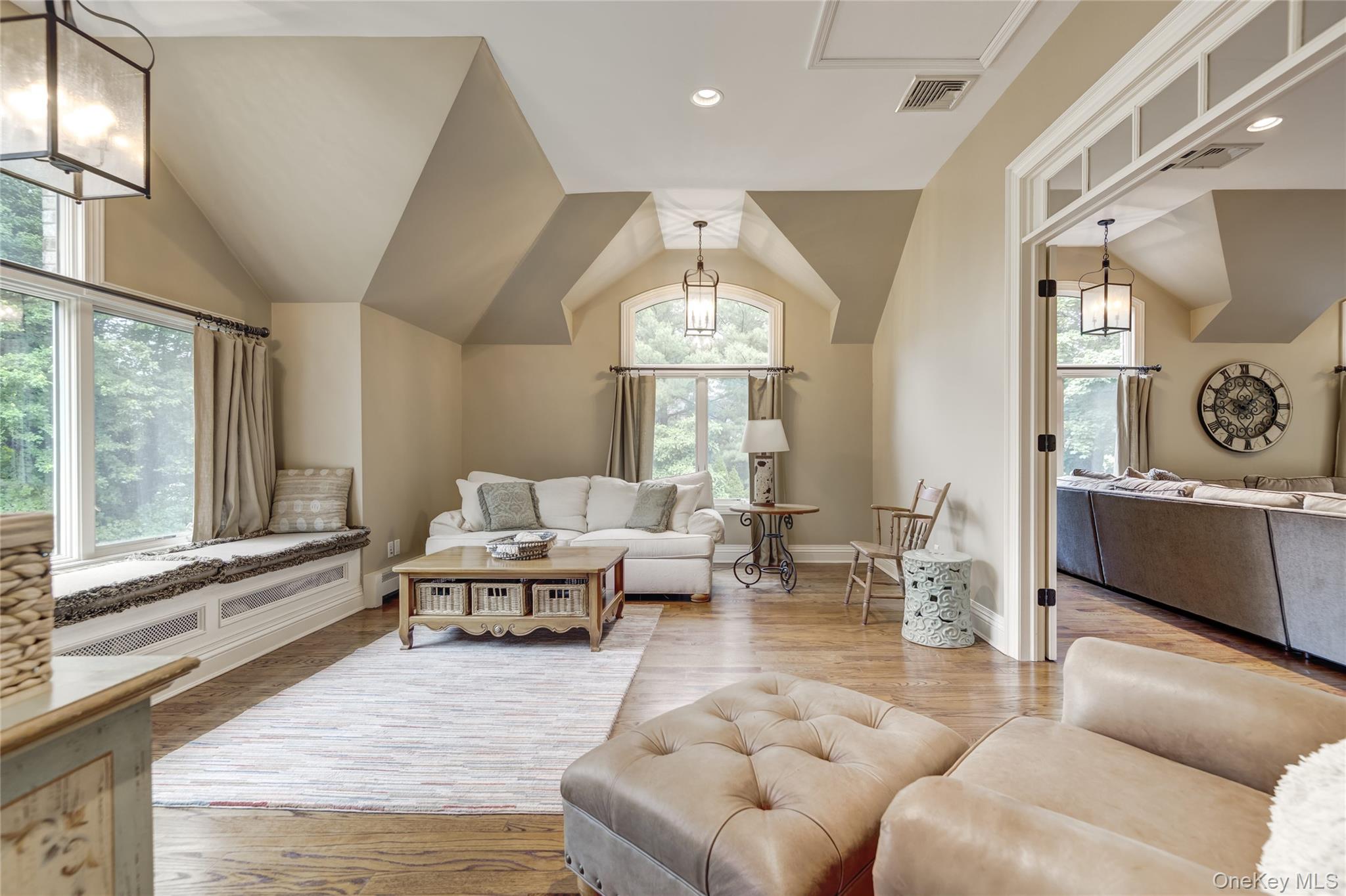 #18 photo, 527 Split Rock Road, Syosset , NY 11791