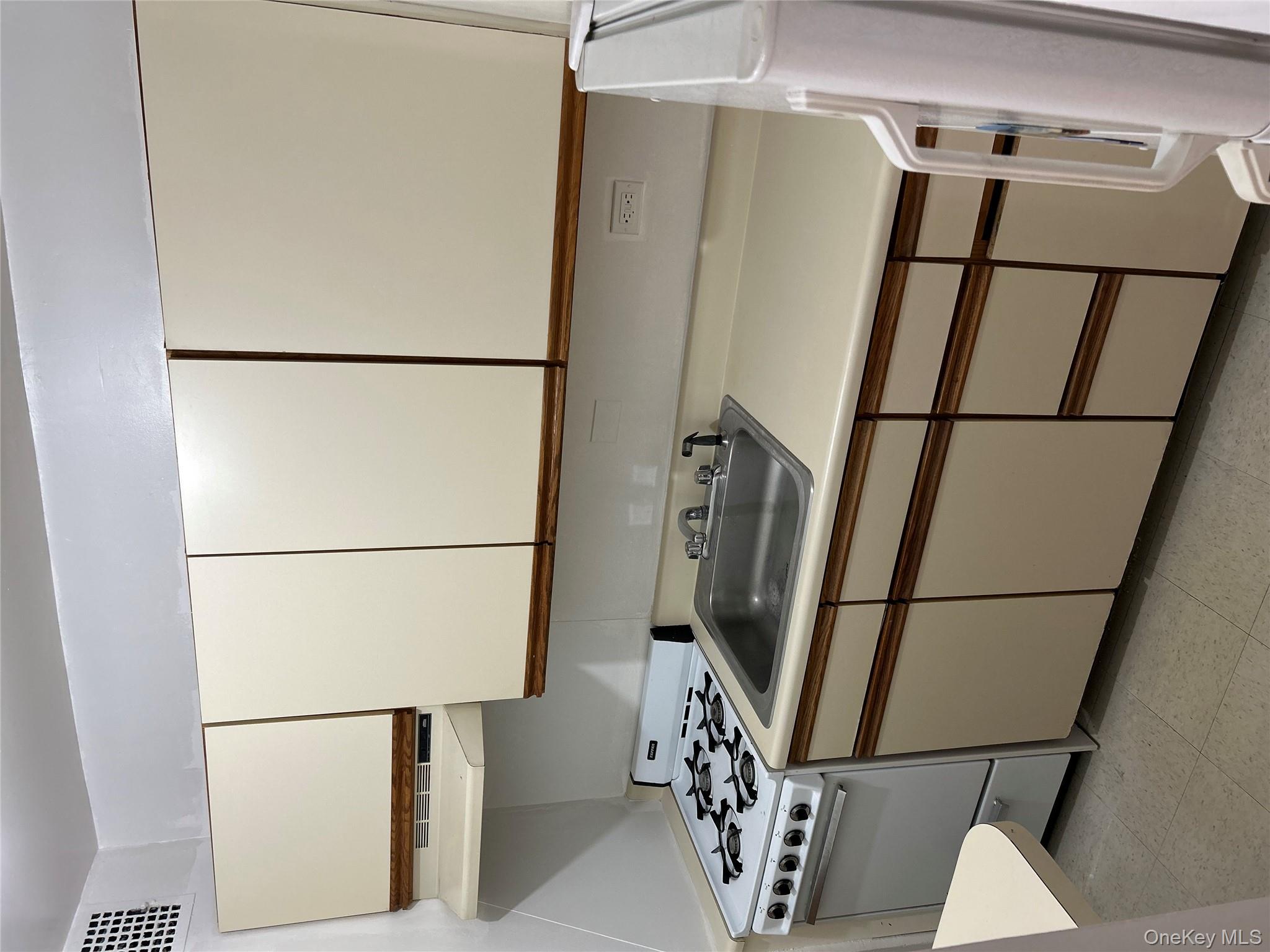 #5 photo, 2015 Saint Paul Avenue, 브롱크스 Bronx , NY 10461