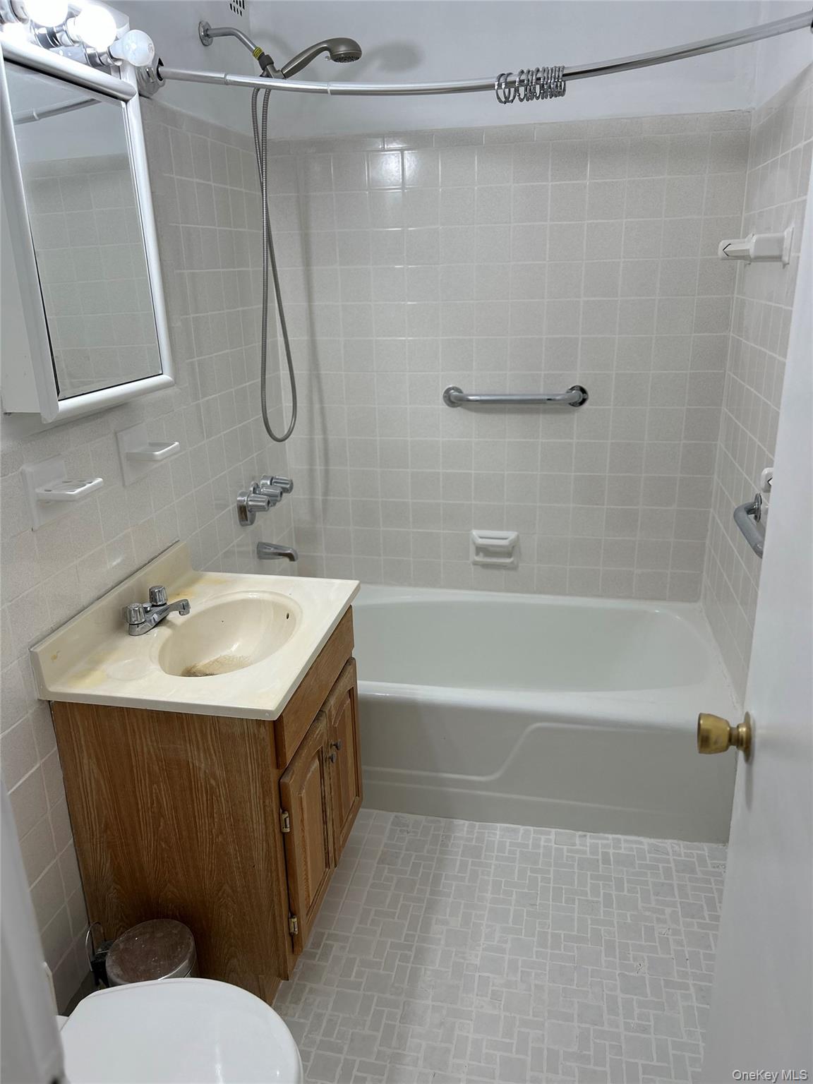 #8 photo, 2015 Saint Paul Avenue, 브롱크스 Bronx , NY 10461