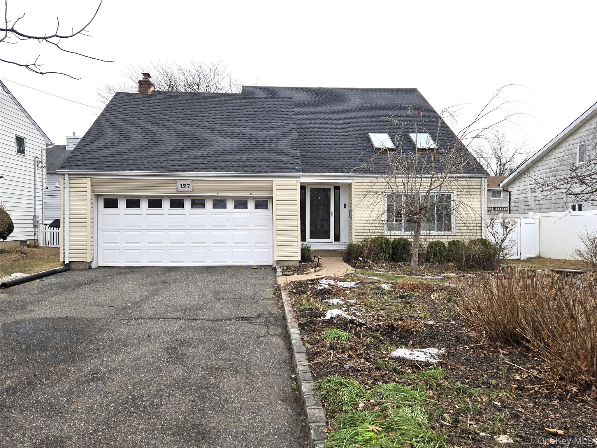 #1 photo, 127 Cow Neck Road, 롱 아일랜드 Port Washington , NY 11050