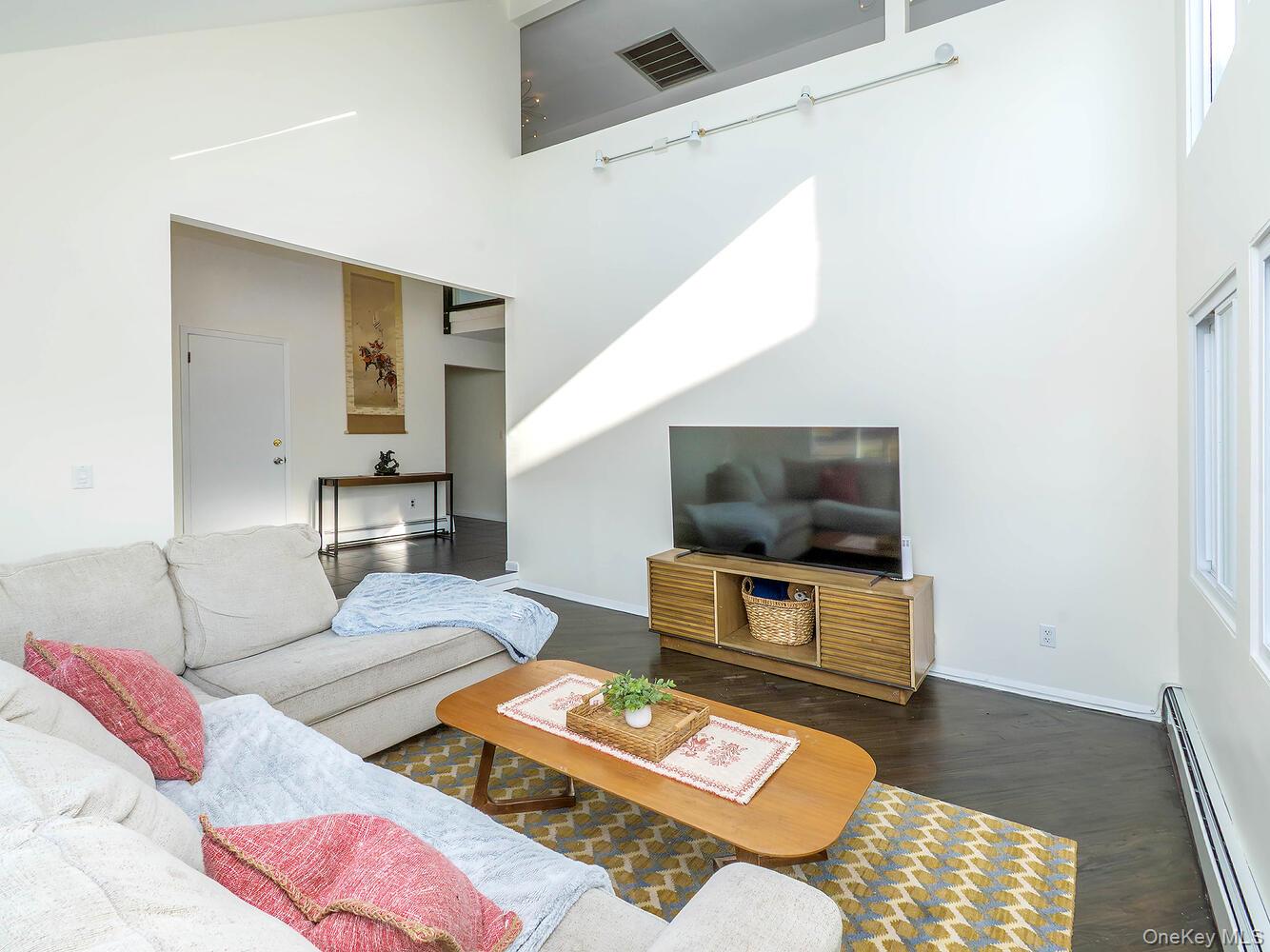 #7 photo, 127 Cow Neck Road, Port Washington , NY 11050