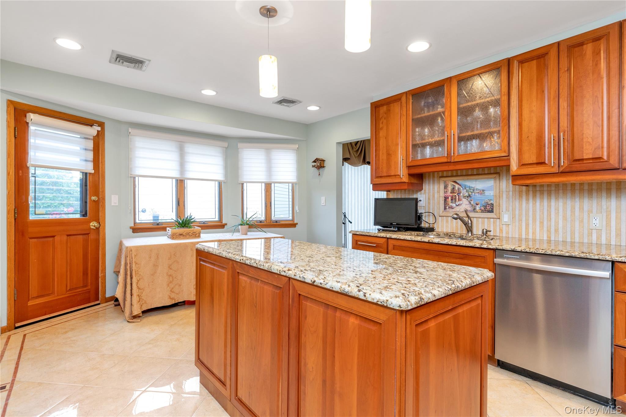 #7 photo, 51-10 Douglaston Parkway, कुईंस Douglaston , NY 11362