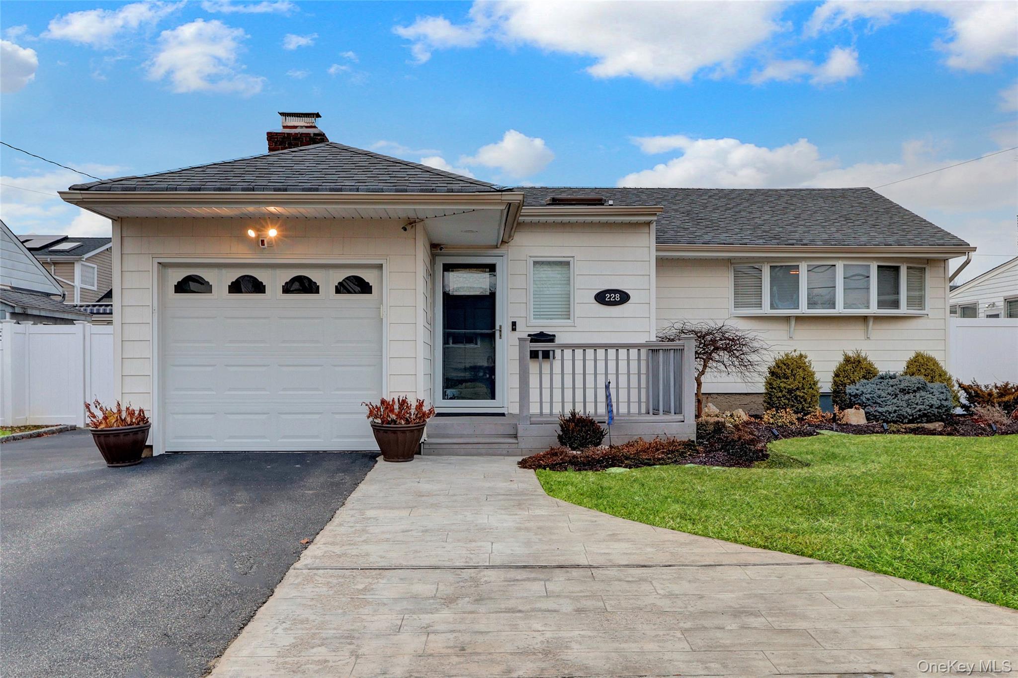 #1 photo, 228 Broadway, 롱 아일랜드 Massapequa Park , NY 11762