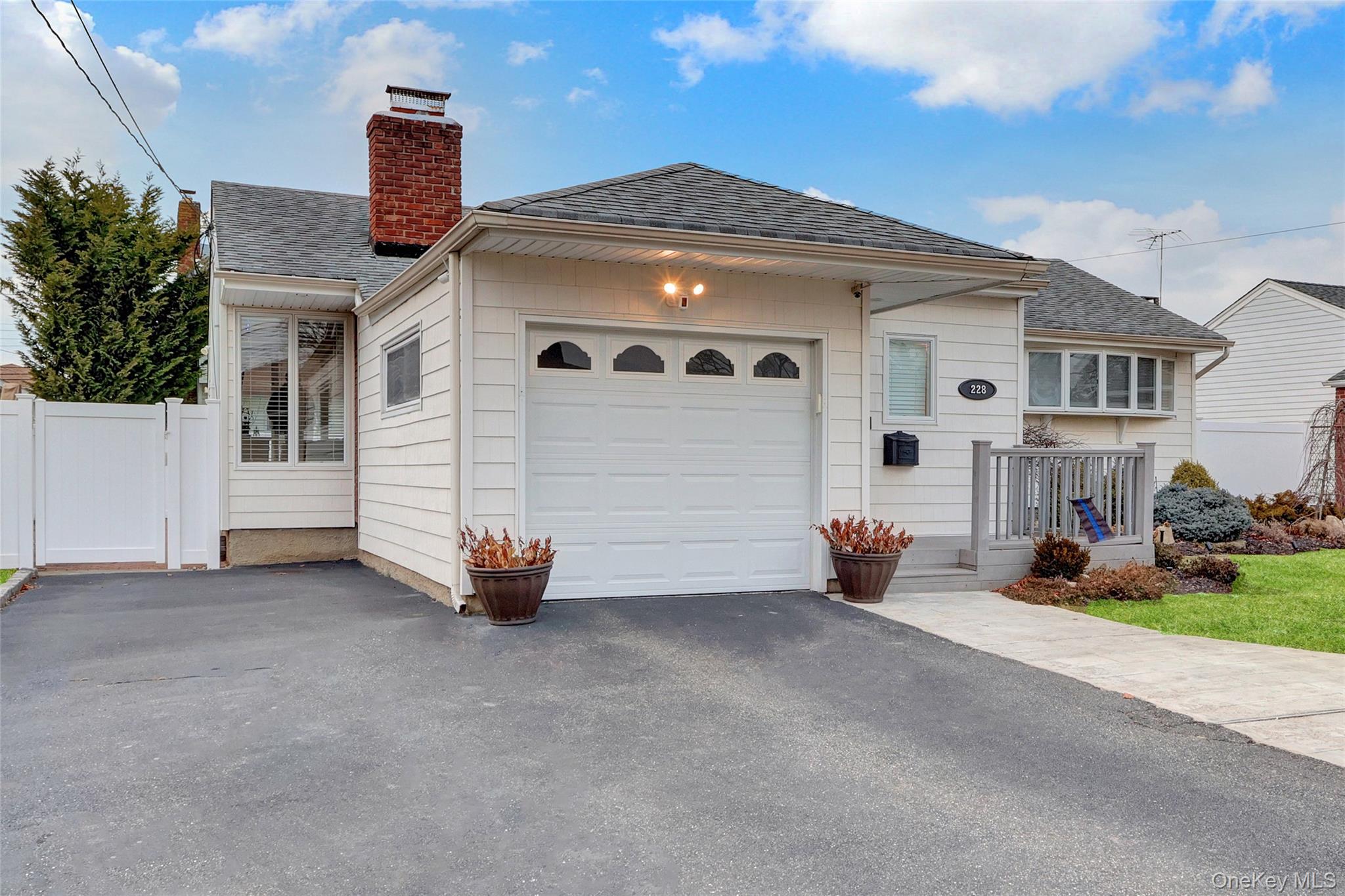 #2 photo, 228 Broadway, 롱 아일랜드 Massapequa Park , NY 11762