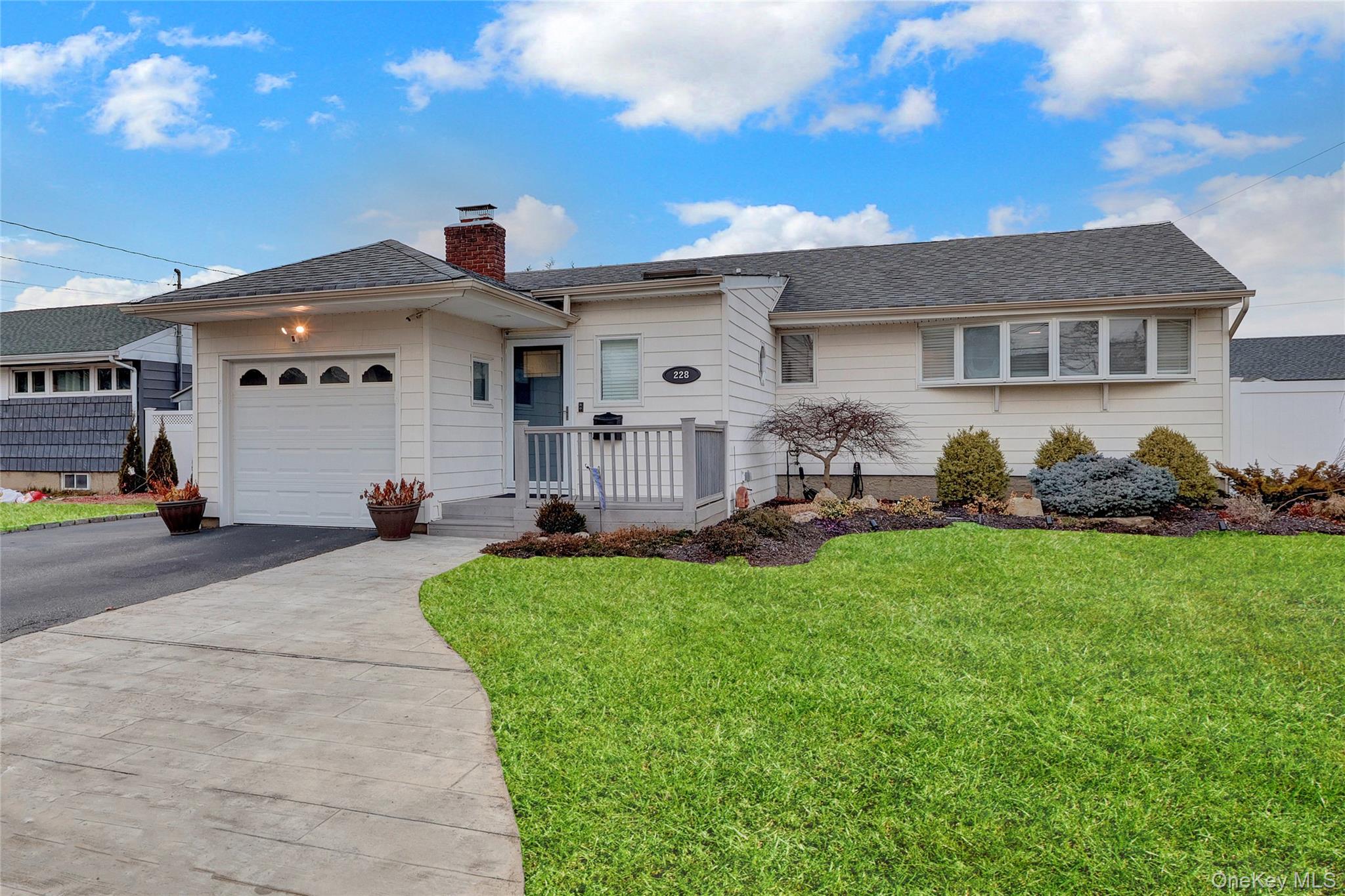 #4 photo, 228 Broadway, 롱 아일랜드 Massapequa Park , NY 11762