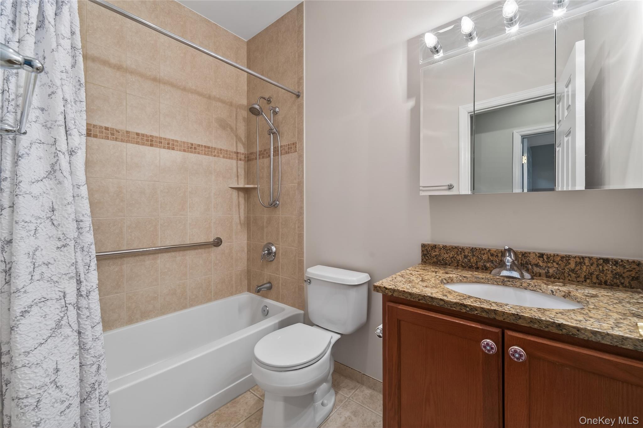 #17 photo, 294 Spring Drive, नासाउ काउंटी East Meadow , NY 11554