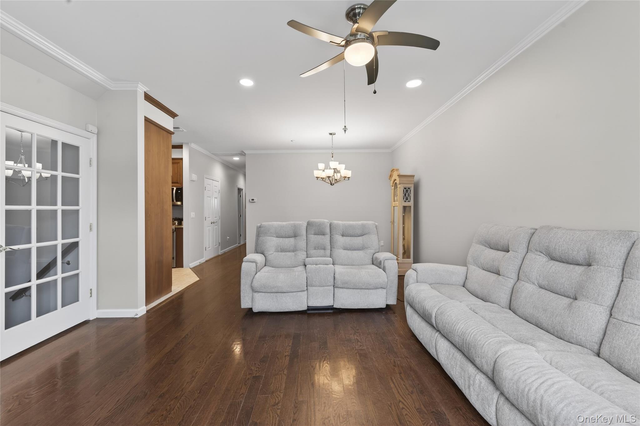 #4 photo, 294 Spring Drive, नासाउ काउंटी East Meadow , NY 11554