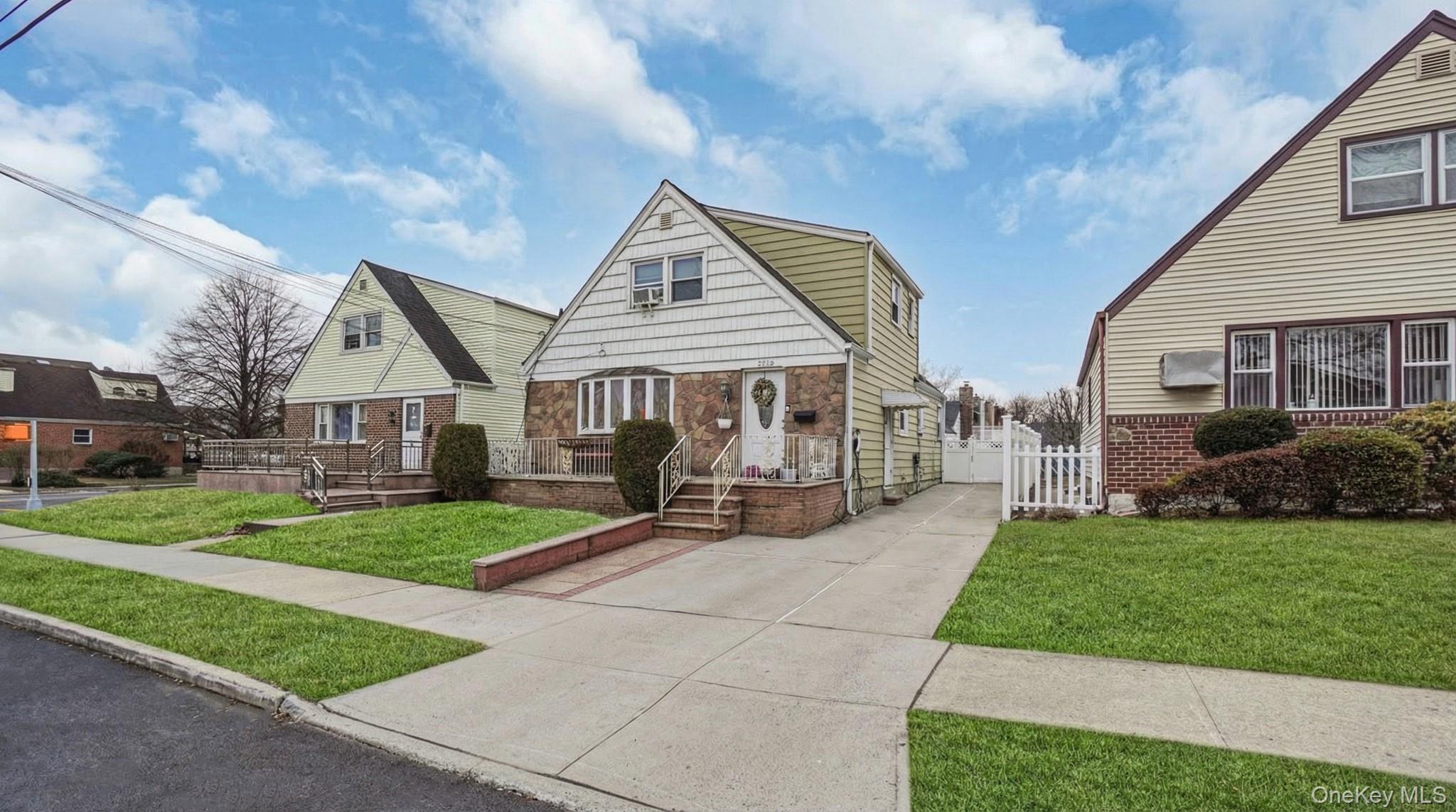 #2 photo, 8268 Little Neck Parkway, कुईंस Floral Park , NY 11004