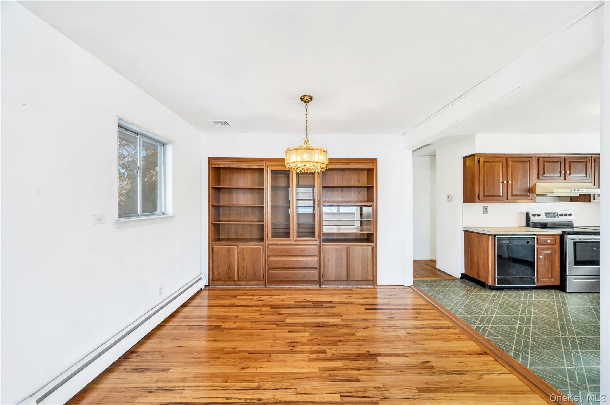 #10 photo, 960 Linden Avenue, Westbury , NY 11590