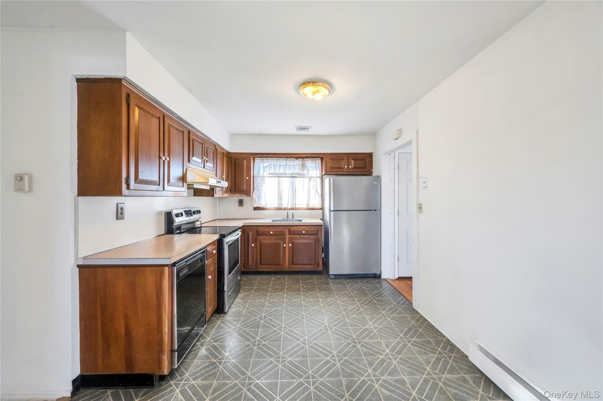 #12 photo, 960 Linden Avenue, Westbury , NY 11590