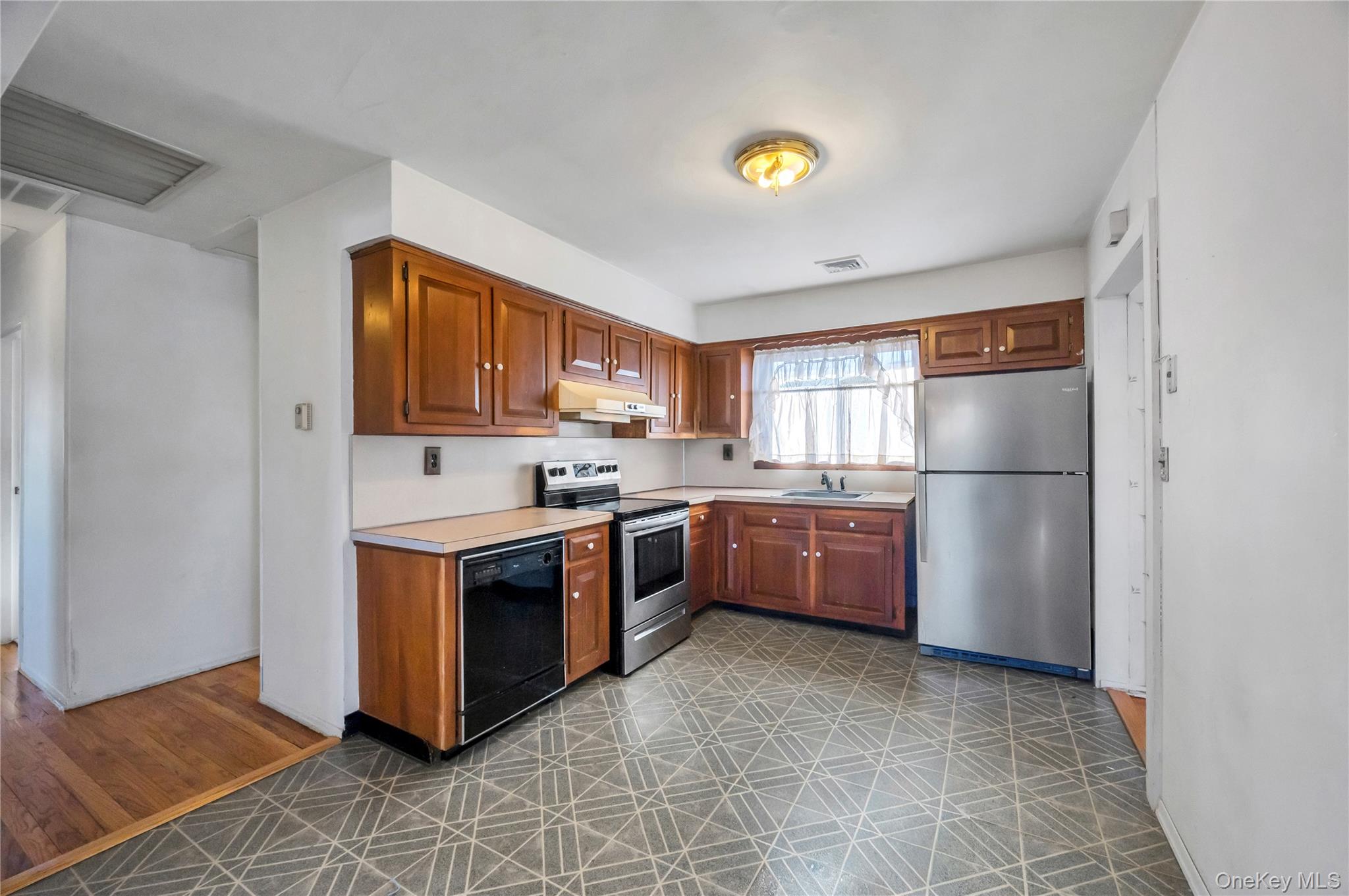 #13 photo, 960 Linden Avenue, Westbury , NY 11590