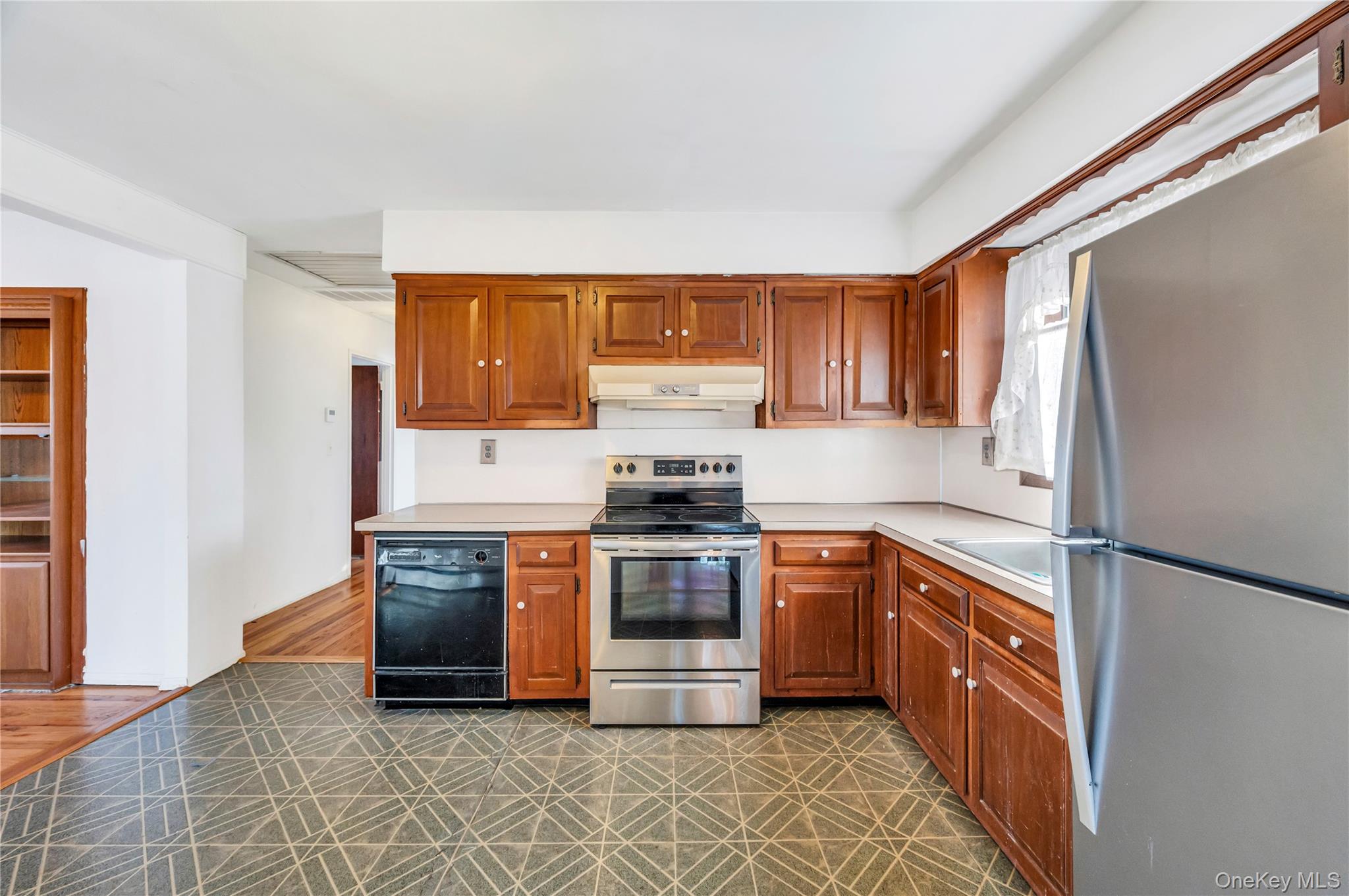 #14 photo, 960 Linden Avenue, Westbury , NY 11590