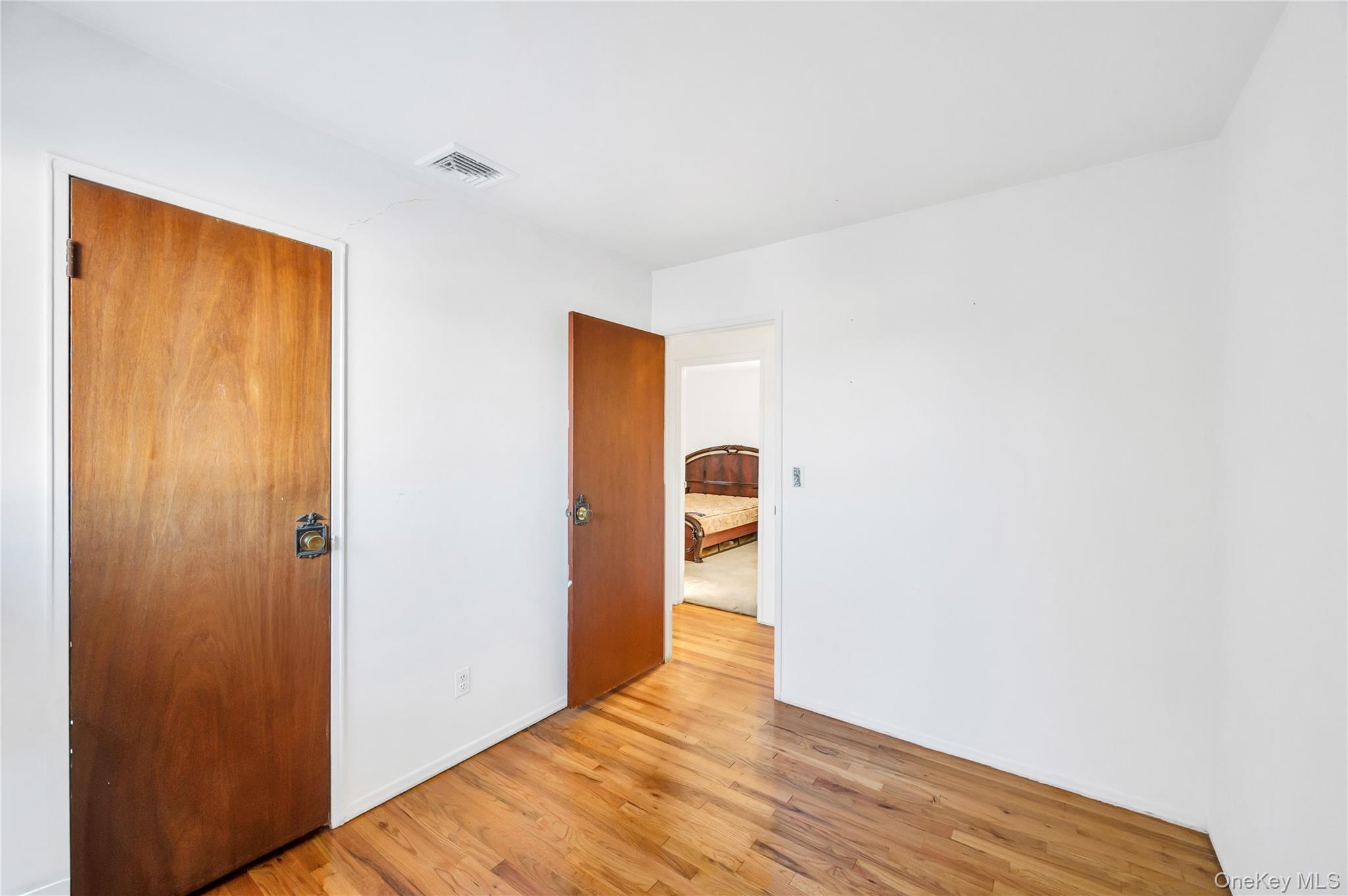 #19 photo, 960 Linden Avenue, Westbury , NY 11590