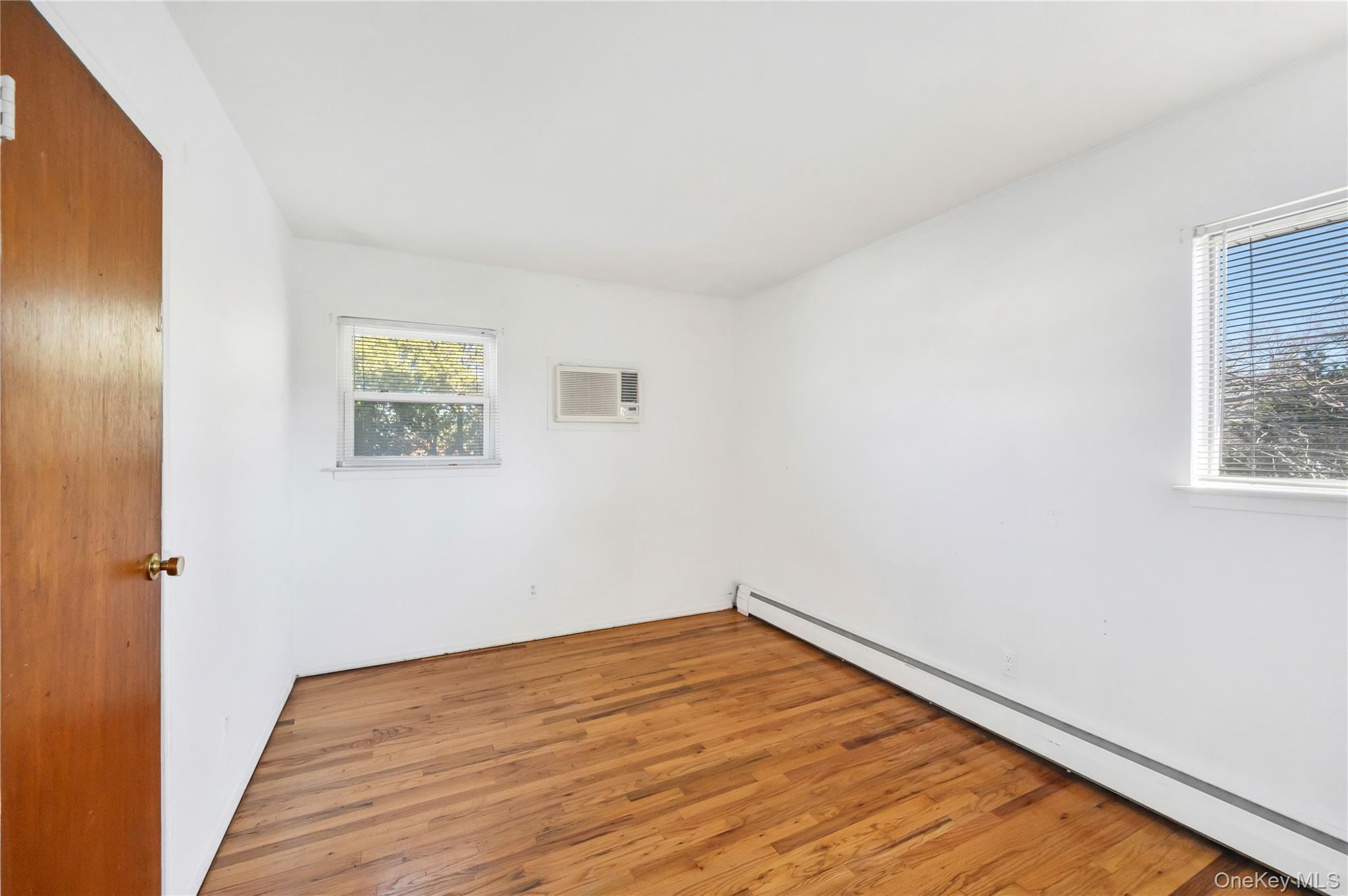 #20 photo, 960 Linden Avenue, Westbury , NY 11590