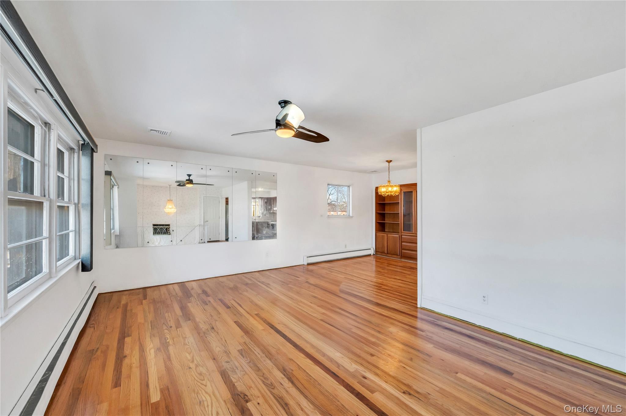 #7 photo, 960 Linden Avenue, Westbury , NY 11590