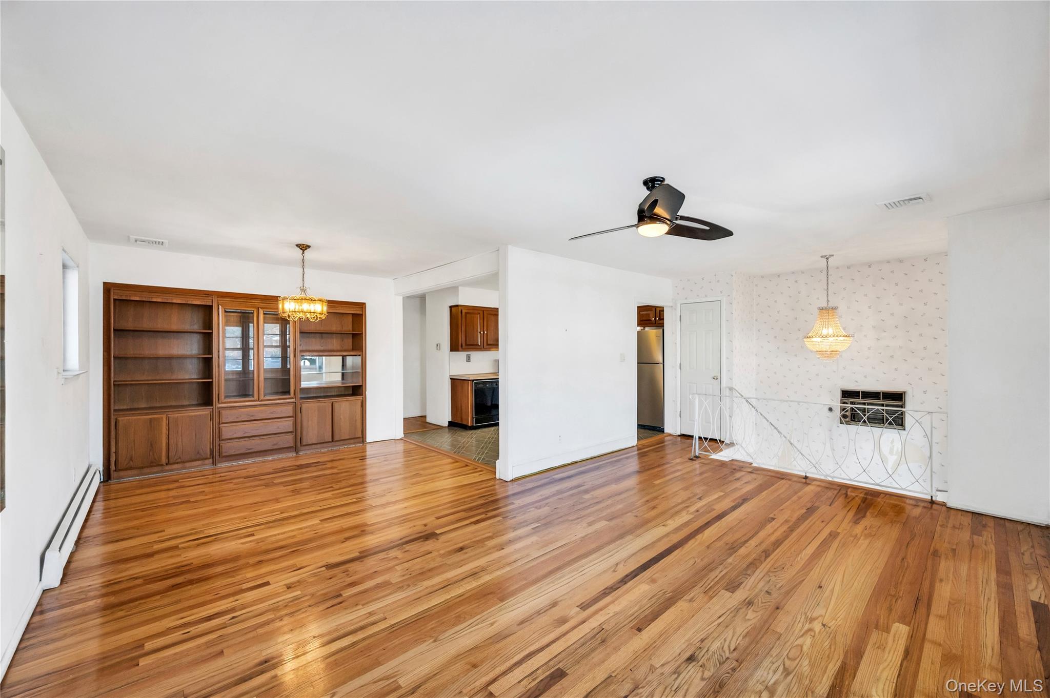 #8 photo, 960 Linden Avenue, Westbury , NY 11590