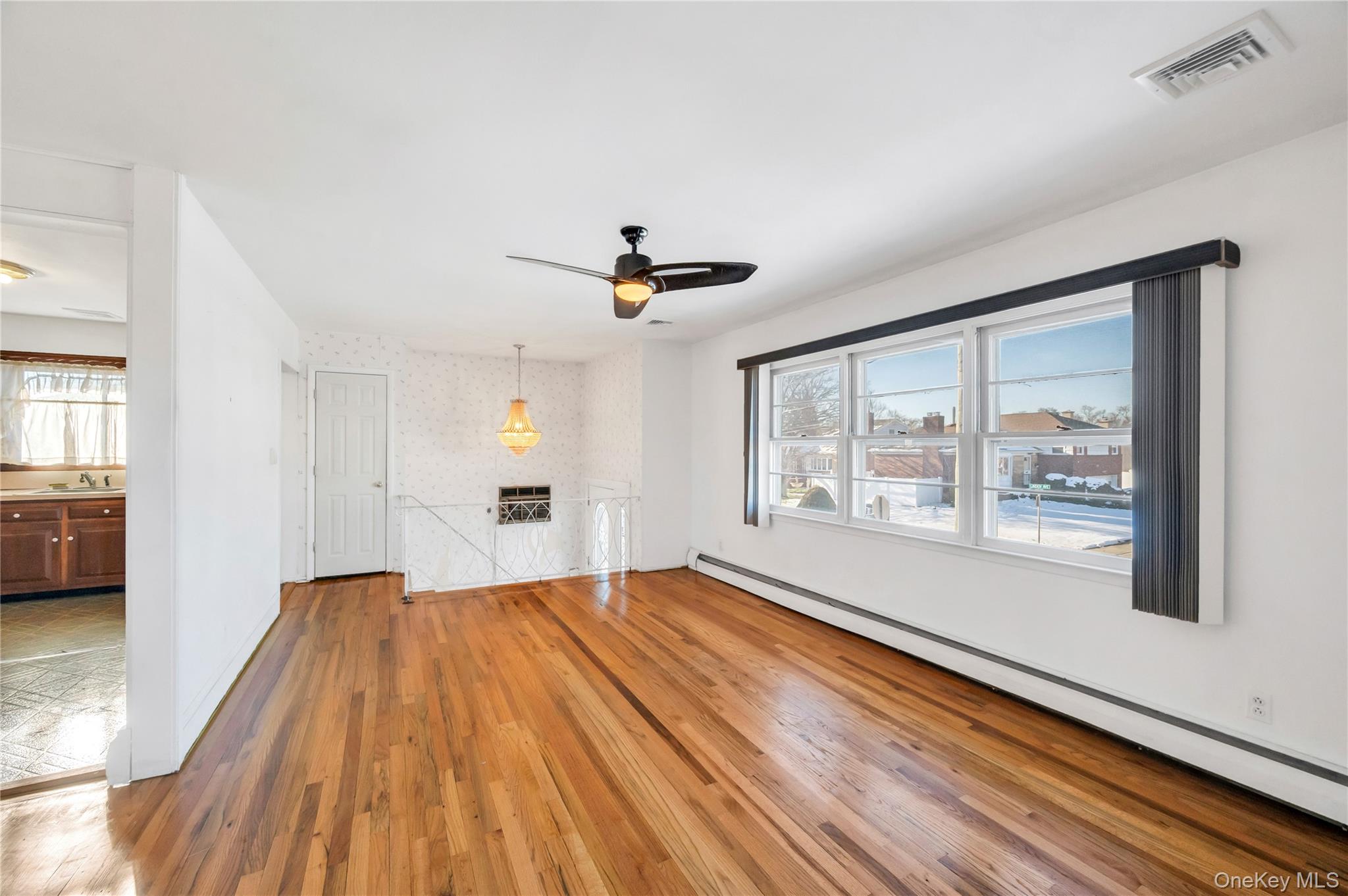 #9 photo, 960 Linden Avenue, Westbury , NY 11590