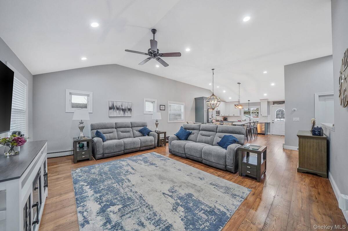 #11 photo, 19 Honeysuckle Lane, Саффолк ‖ Kings Park , NY 11754