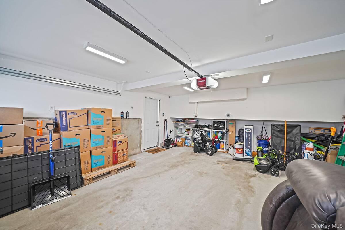 #41 photo, 19 Honeysuckle Lane, Саффолк ‖ Kings Park , NY 11754