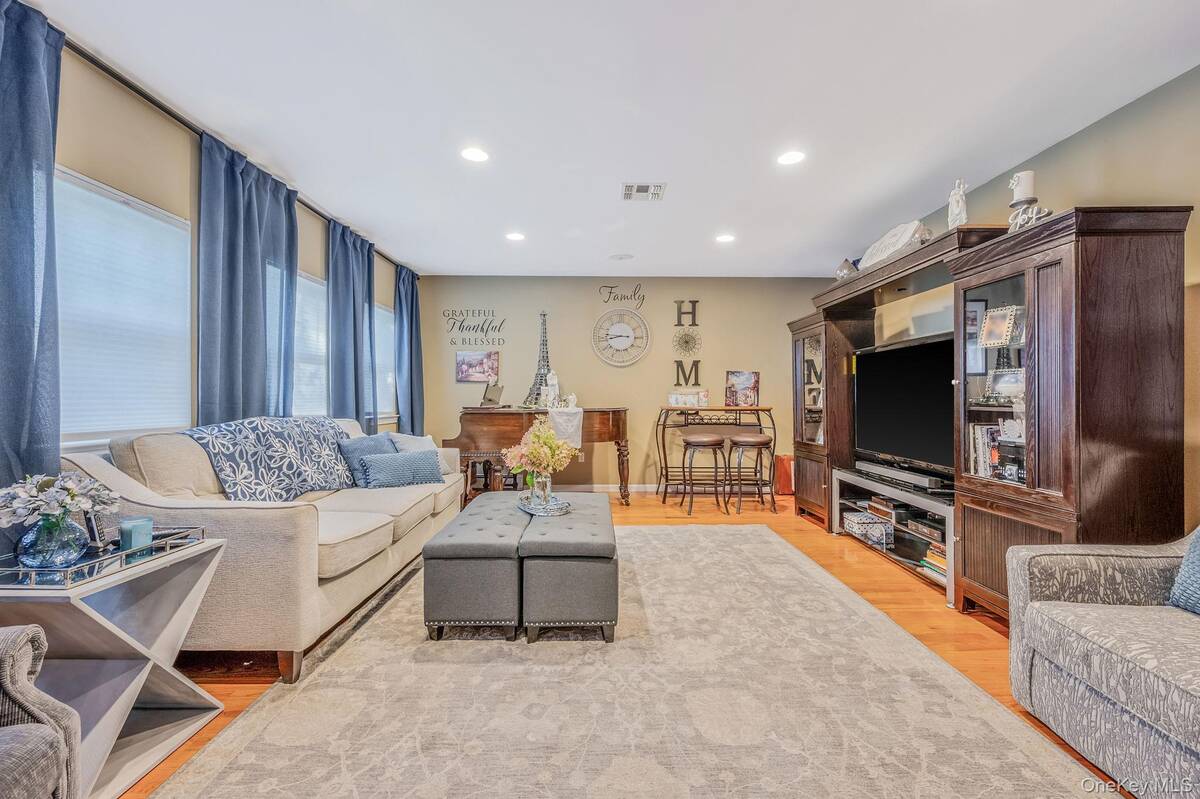 #12 photo, 106 Springdale Drive, Ronkonkoma , NY 11779