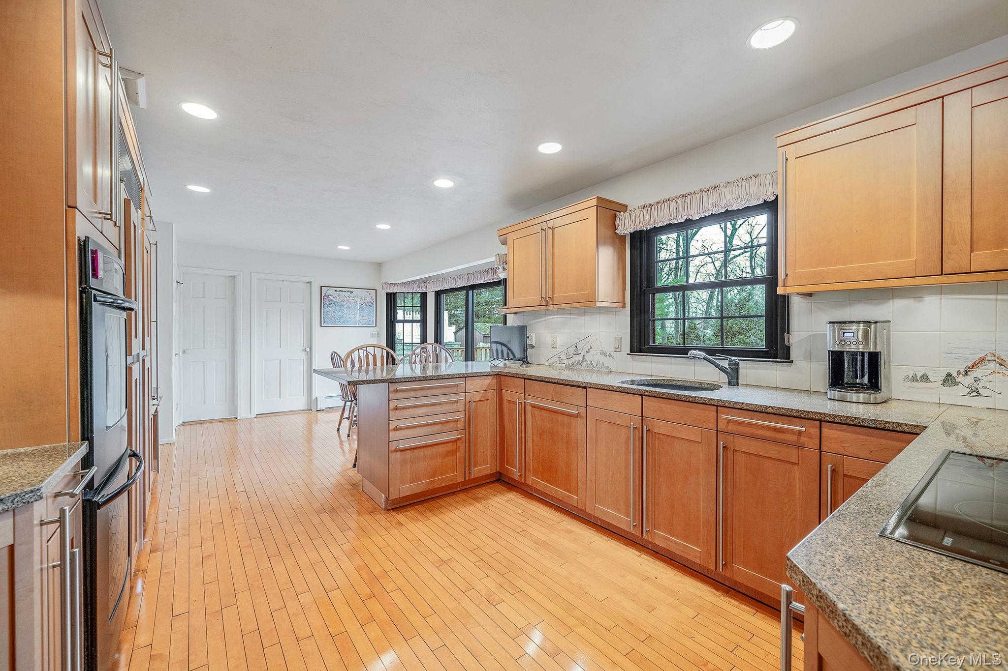 #14 photo, 10 Penelope Drive, מחוז סאפוק East Setauket , NY 11733