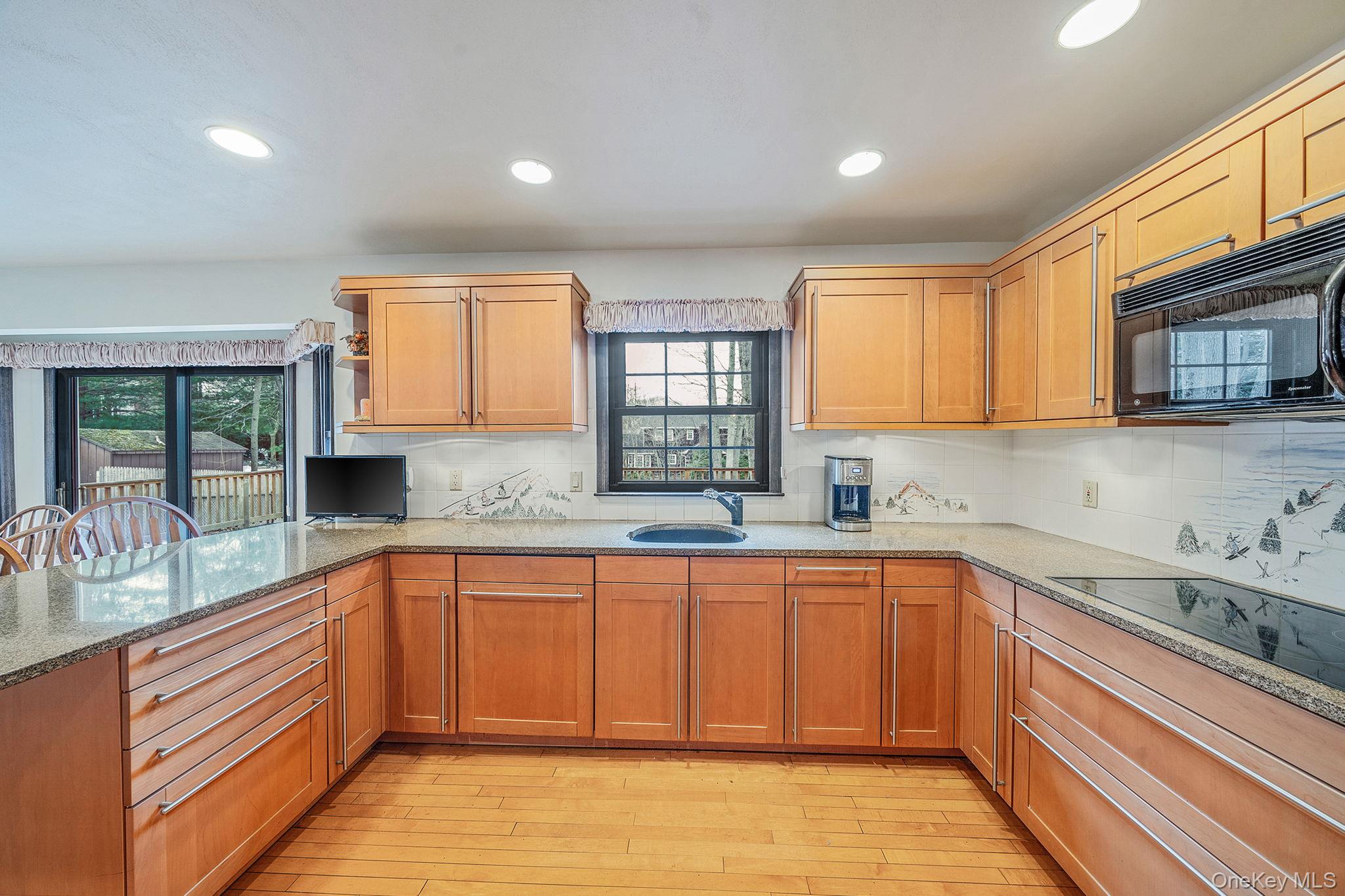 #16 photo, 10 Penelope Drive, מחוז סאפוק East Setauket , NY 11733