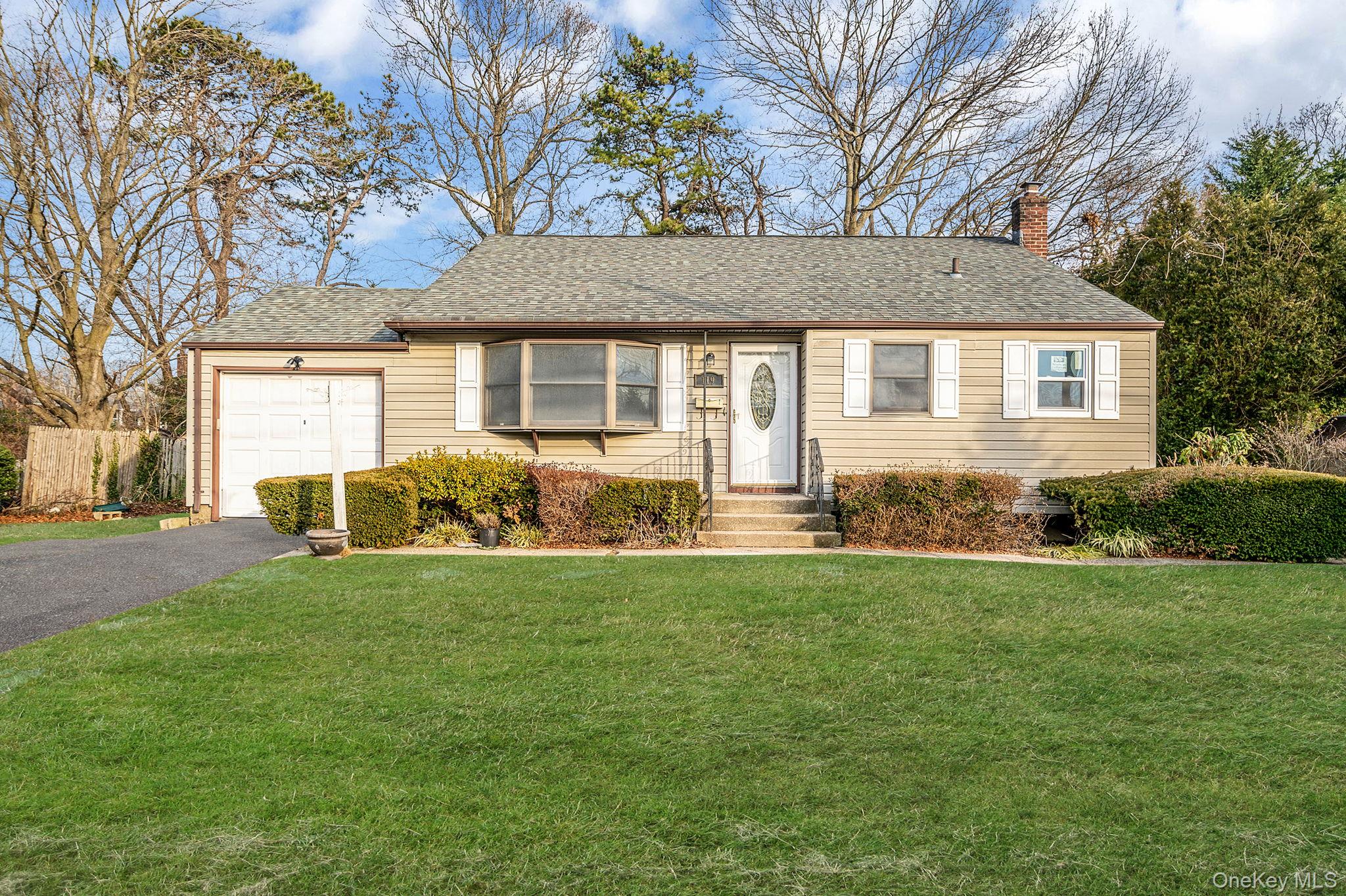 #1 photo, 119 Foster Road, 롱 아일랜드 Ronkonkoma , NY 11779