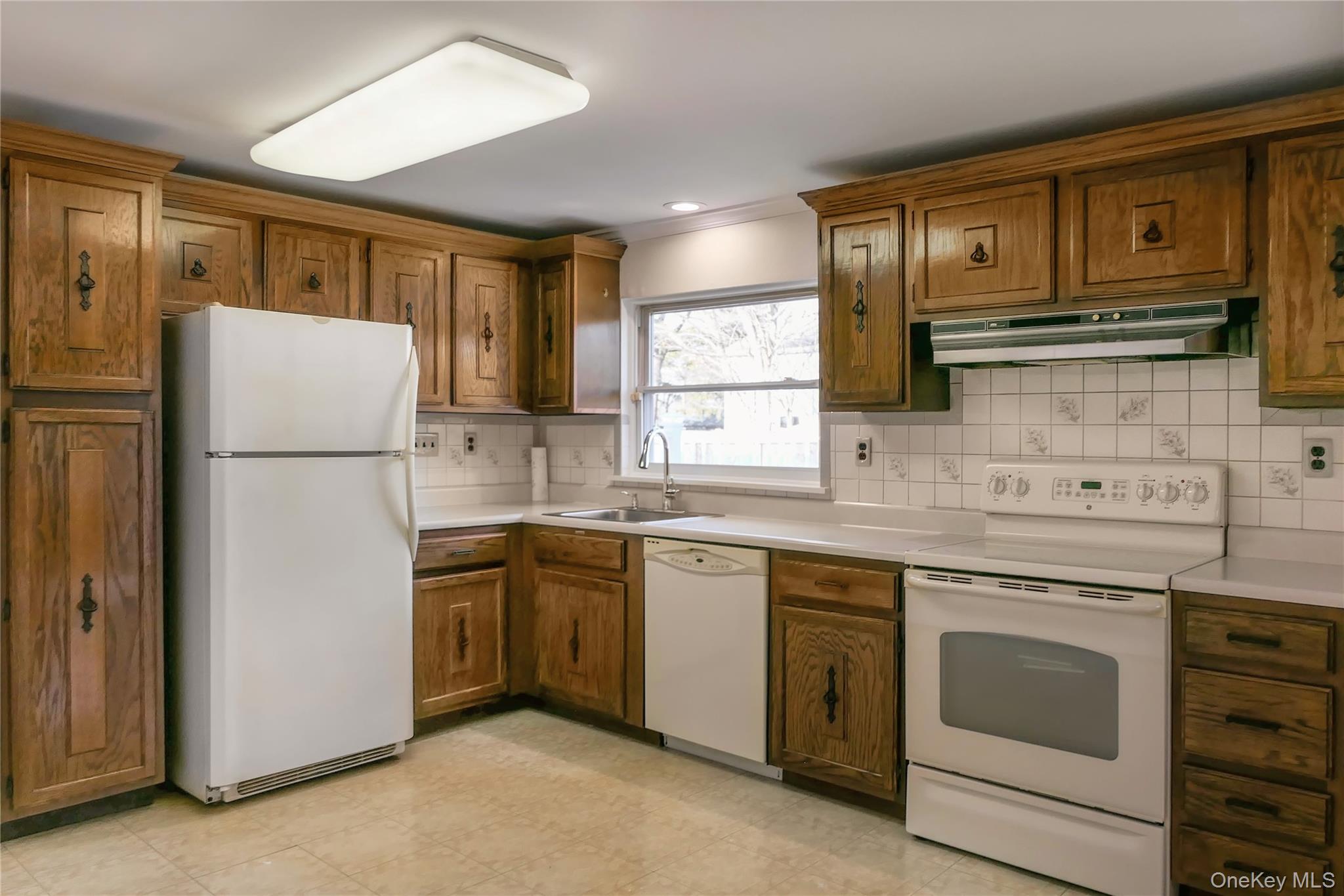 #20 photo, 10 Marie Crescent, सफ़ोक काउंटी East Patchogue , NY 11772