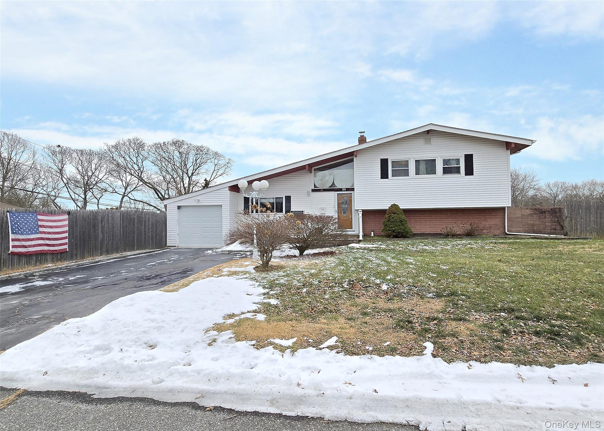 #1 photo, 50 Spur Lane, सफ़ोक काउंटी Centereach , NY 11720