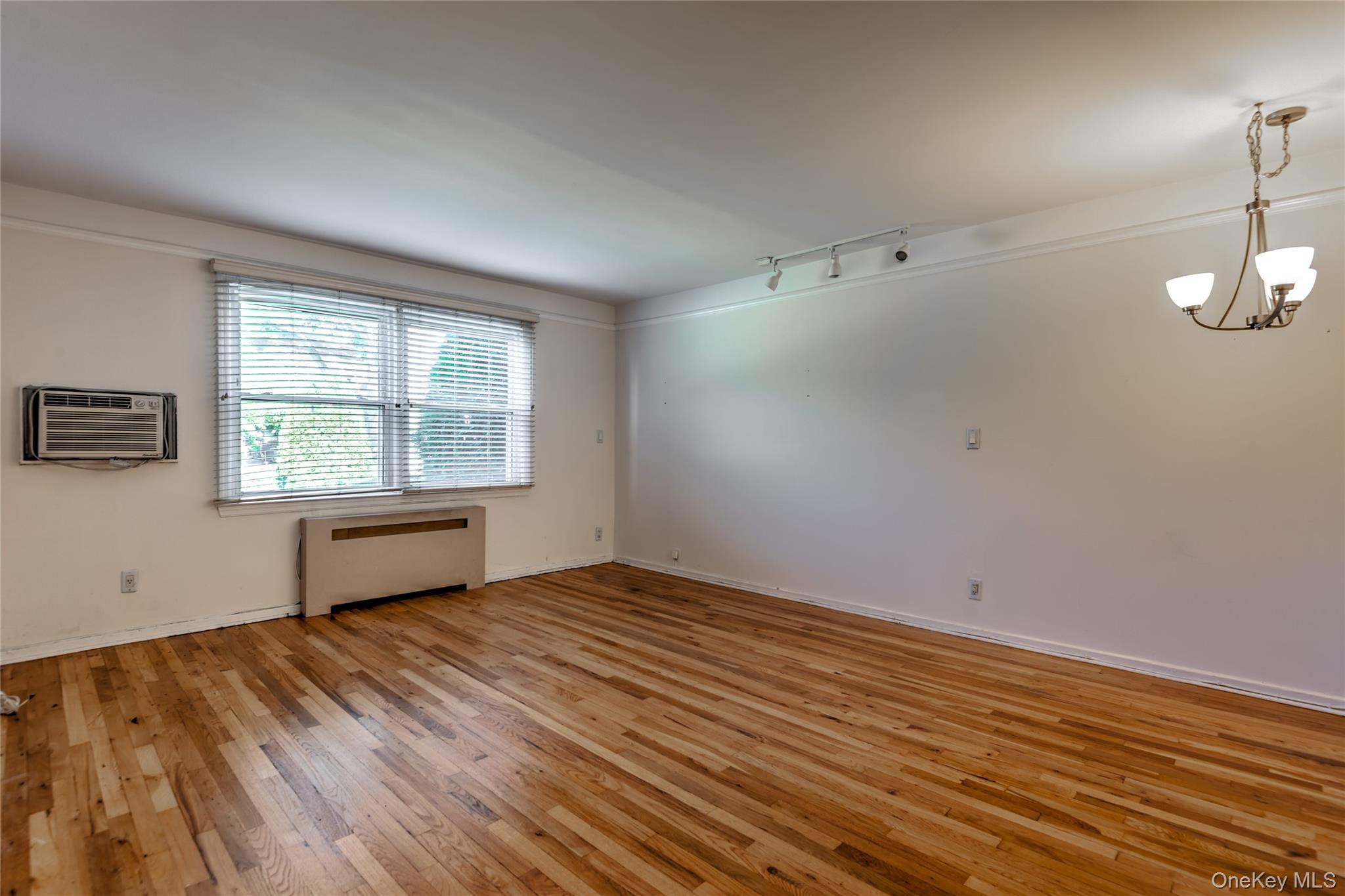 #2 photo, 71-36 Little Neck Pkwy, Куинс ‖ Bellerose , NY 11426