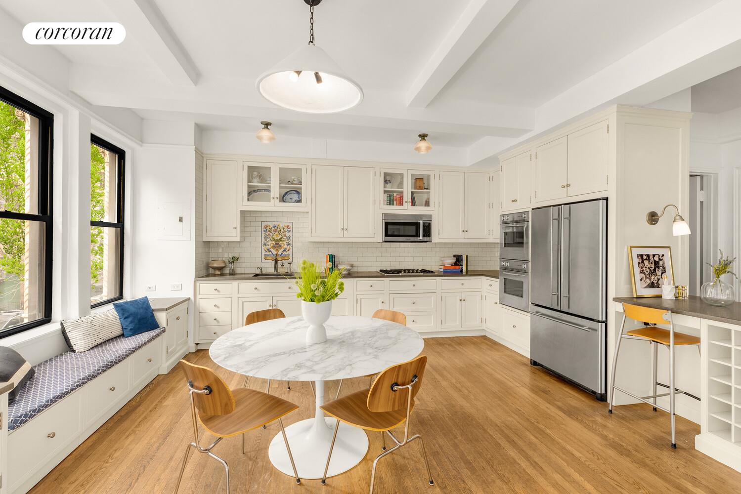 #1 photo, 21 E 10TH Street, Greenwich Village , NY 10003