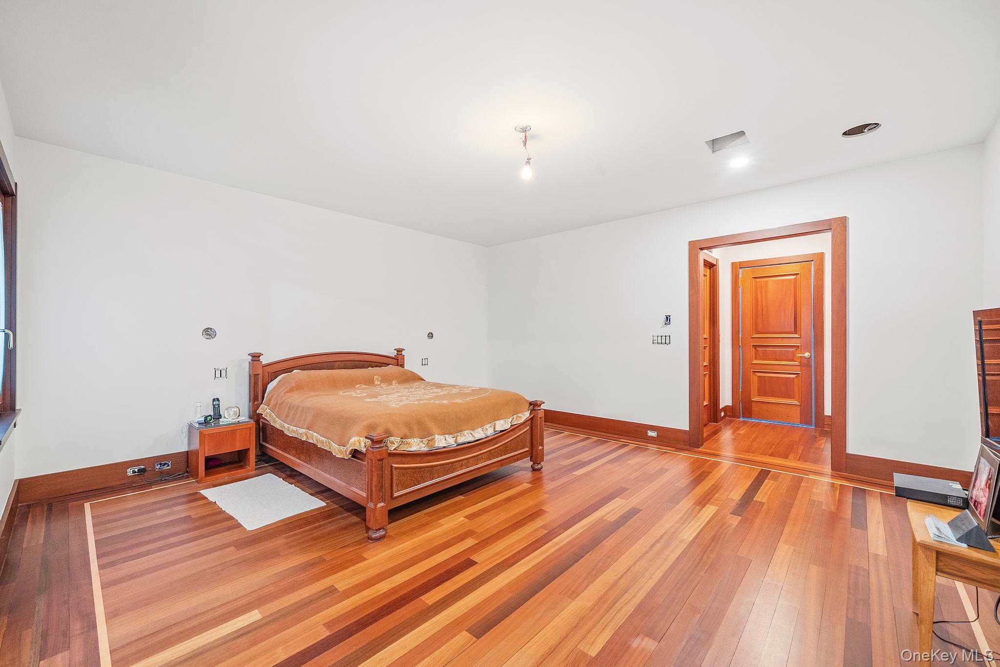 #18 photo, 181 Walnut Street, Lynbrook , NY 11563