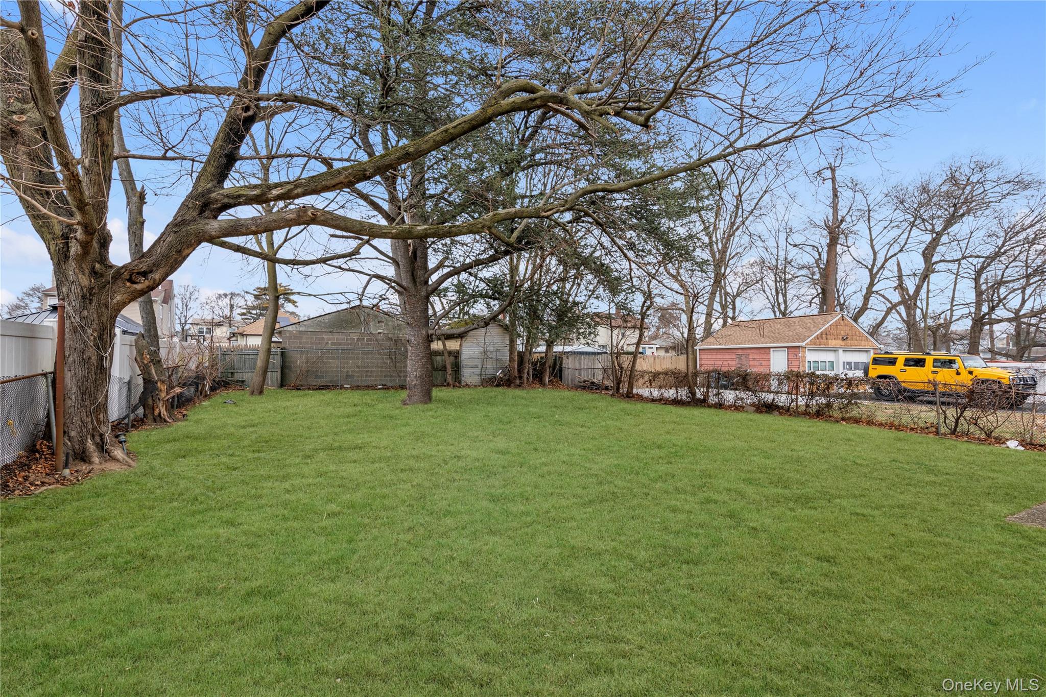 #11 photo, 57 E Clinton Avenue, 롱 아일랜드 Roosevelt , NY 11575